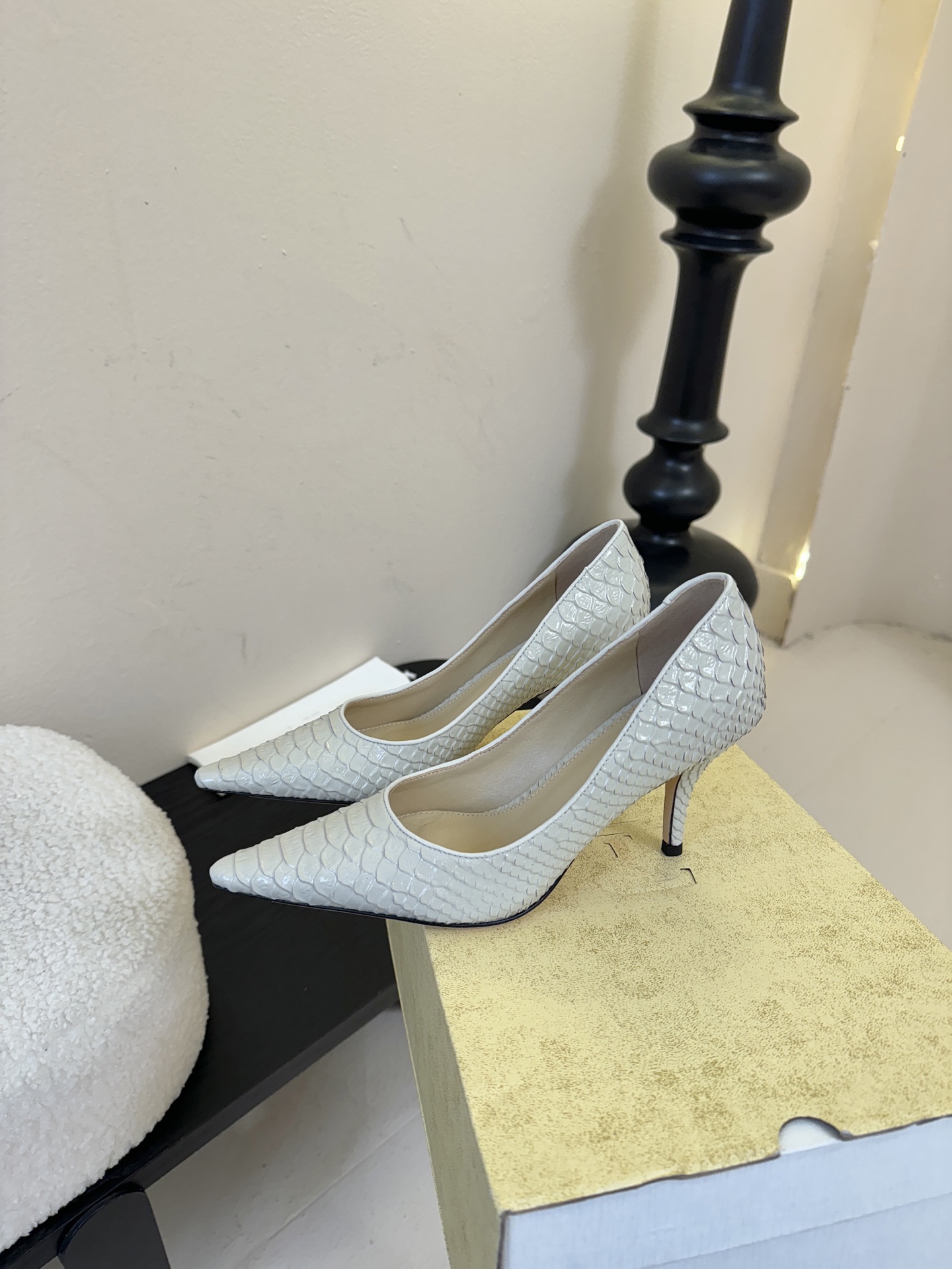 The row26春夏法式复古简易蛇纹尖头猫跟高跟单鞋！复古气质女王 整个鞋型简约大气，很干净利落又好搭