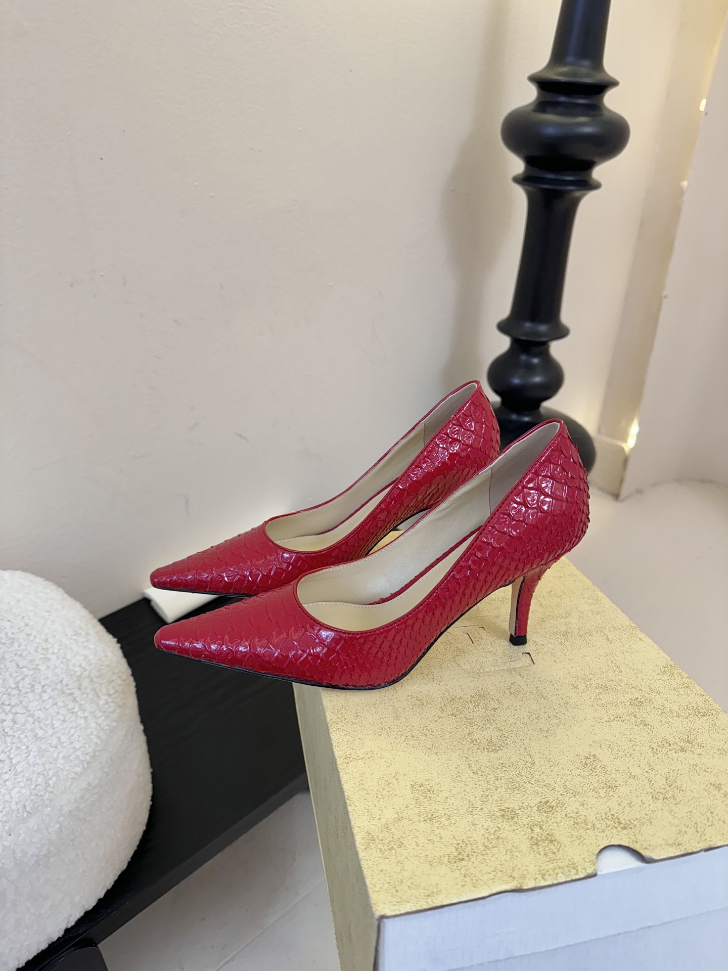 The row26春夏法式复古简易蛇纹尖头猫跟高跟单鞋！复古气质女王 整个鞋型简约大气，很干净利落又好搭