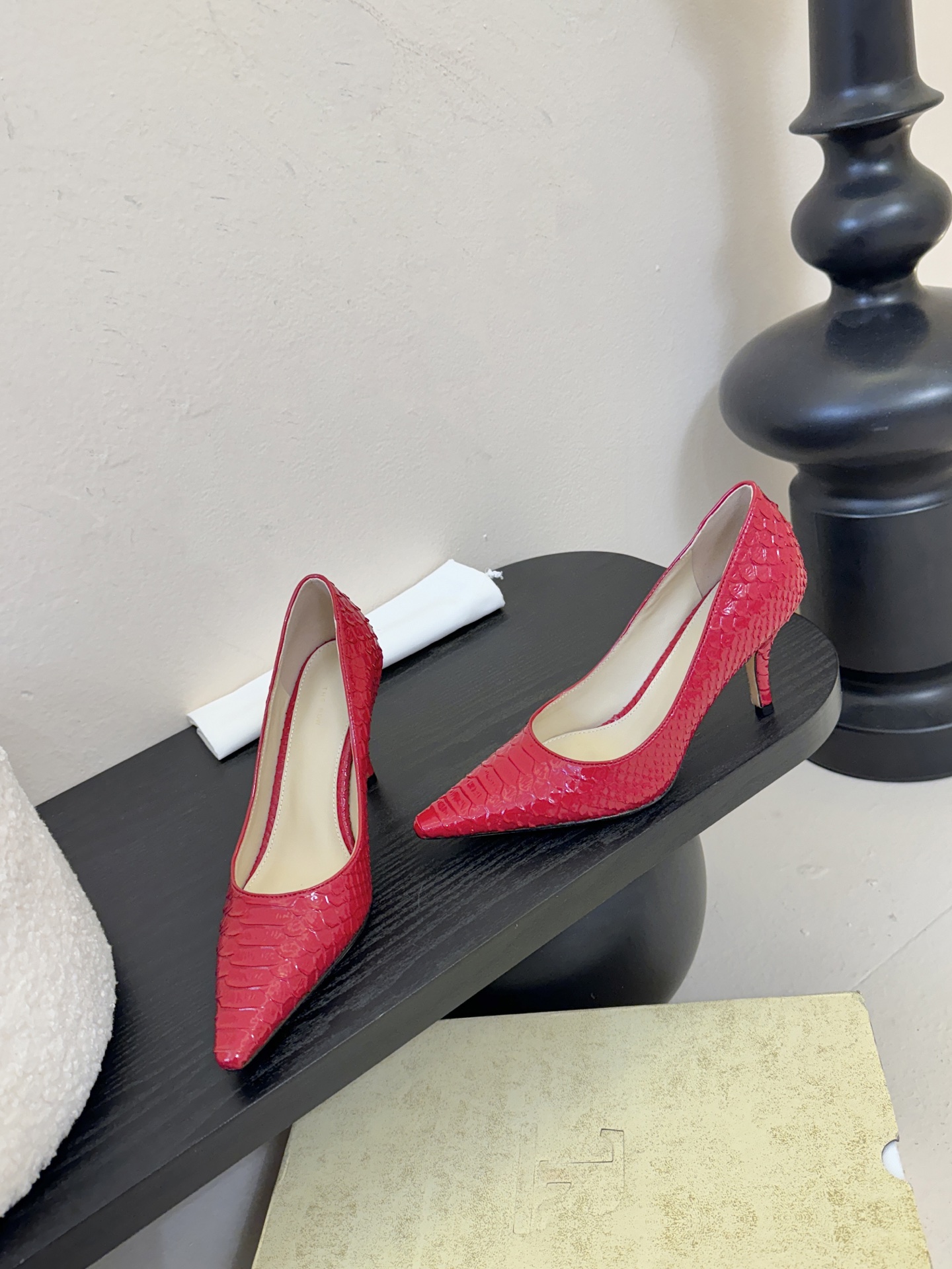 The row26春夏法式复古简易蛇纹尖头猫跟高跟单鞋！复古气质女王 整个鞋型简约大气，很干净利落又好搭