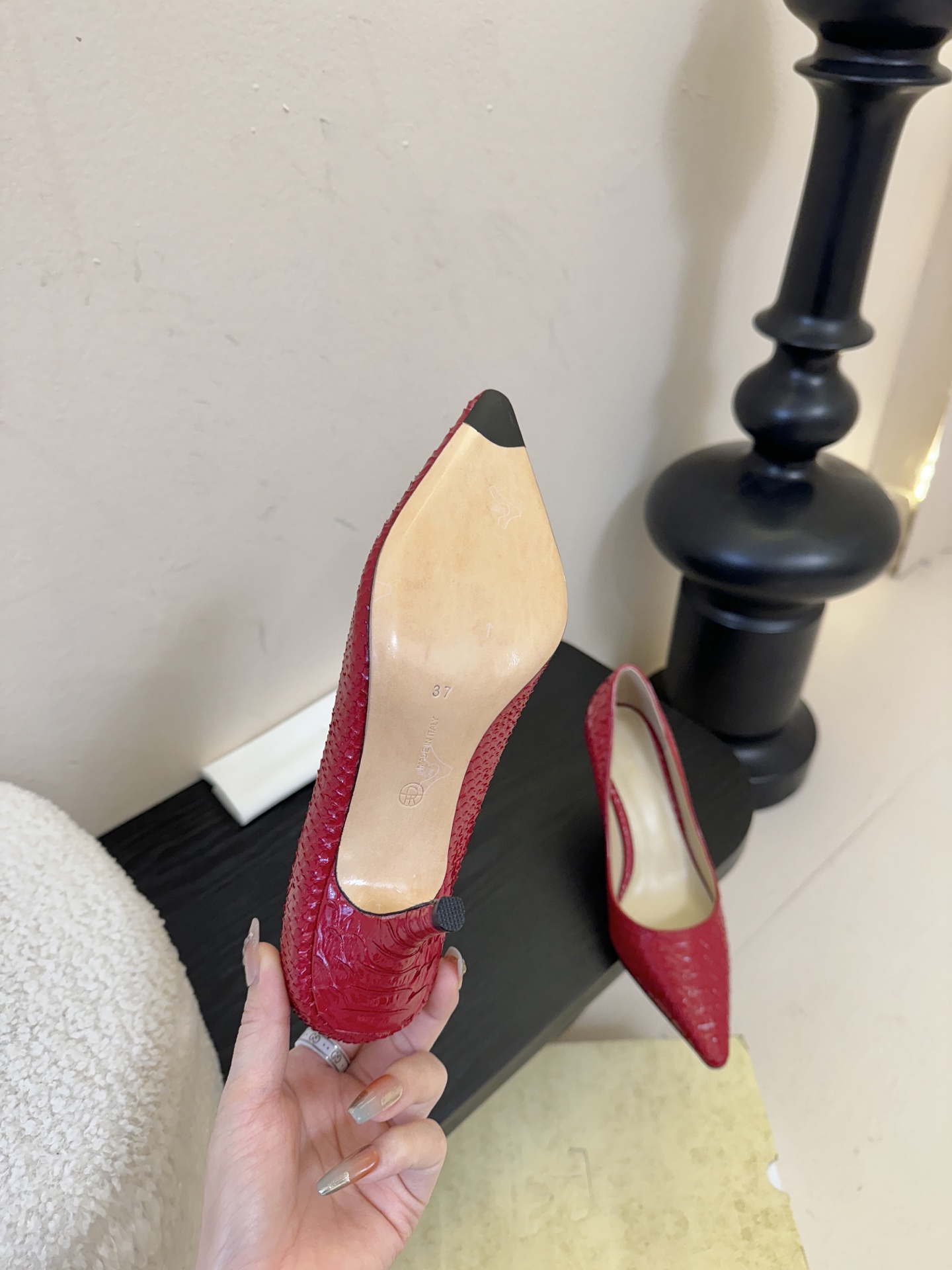 The row26春夏法式复古简易蛇纹尖头猫跟高跟单鞋！复古气质女王 整个鞋型简约大气，很干净利落又好搭