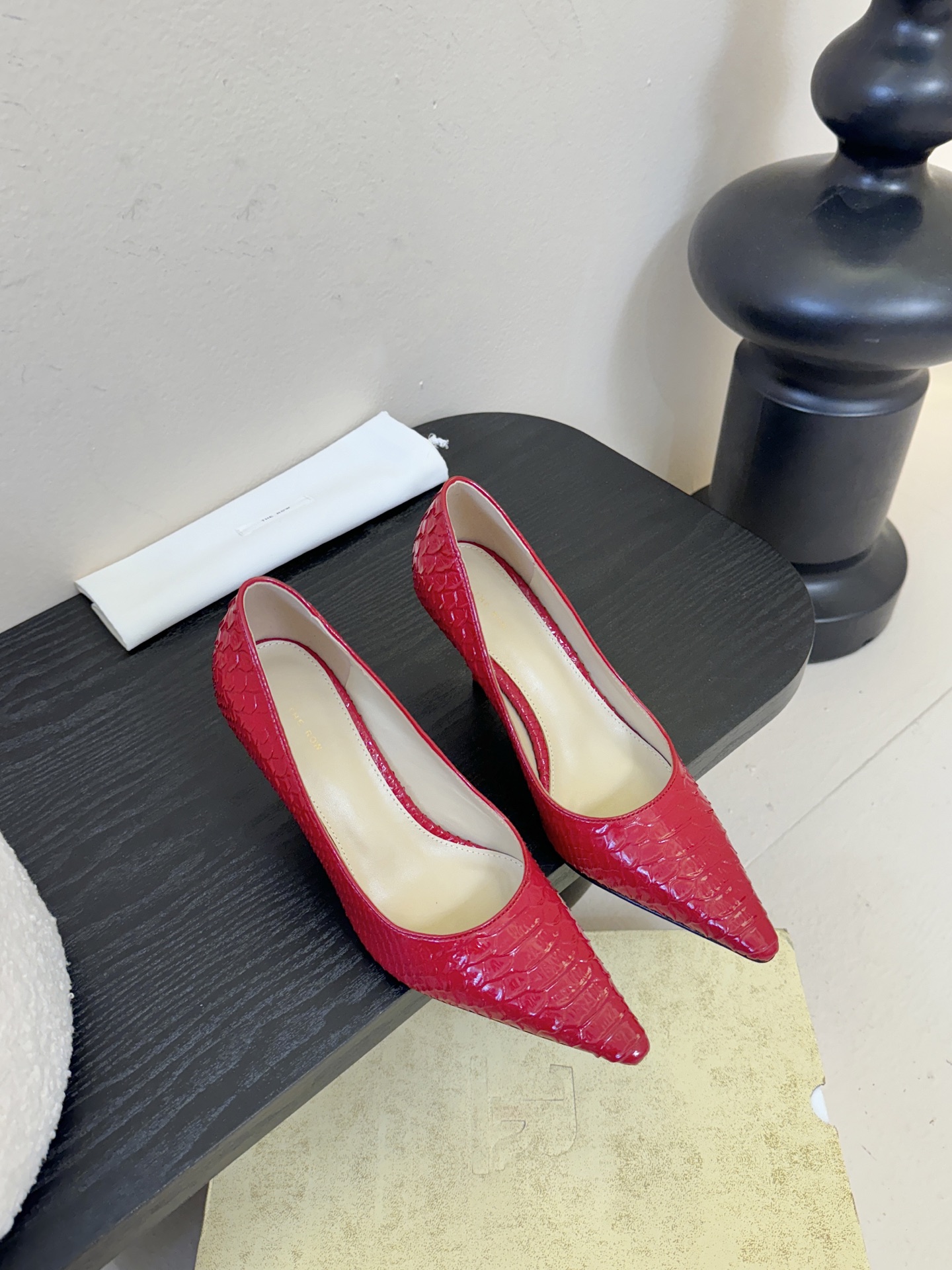 The row26春夏法式复古简易蛇纹尖头猫跟高跟单鞋！复古气质女王 整个鞋型简约大气，很干净利落又好搭