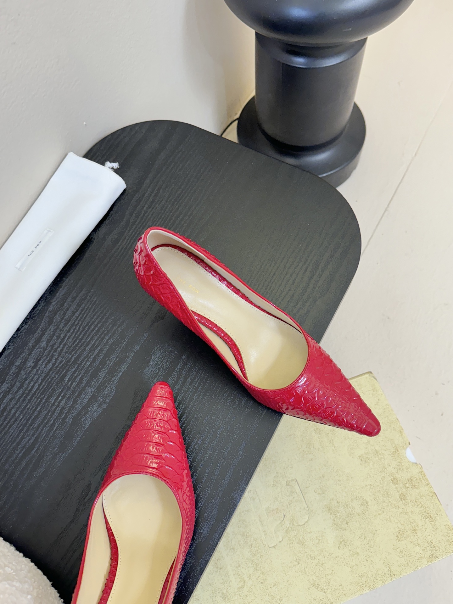 The row26春夏法式复古简易蛇纹尖头猫跟高跟单鞋！复古气质女王 整个鞋型简约大气，很干净利落又好搭