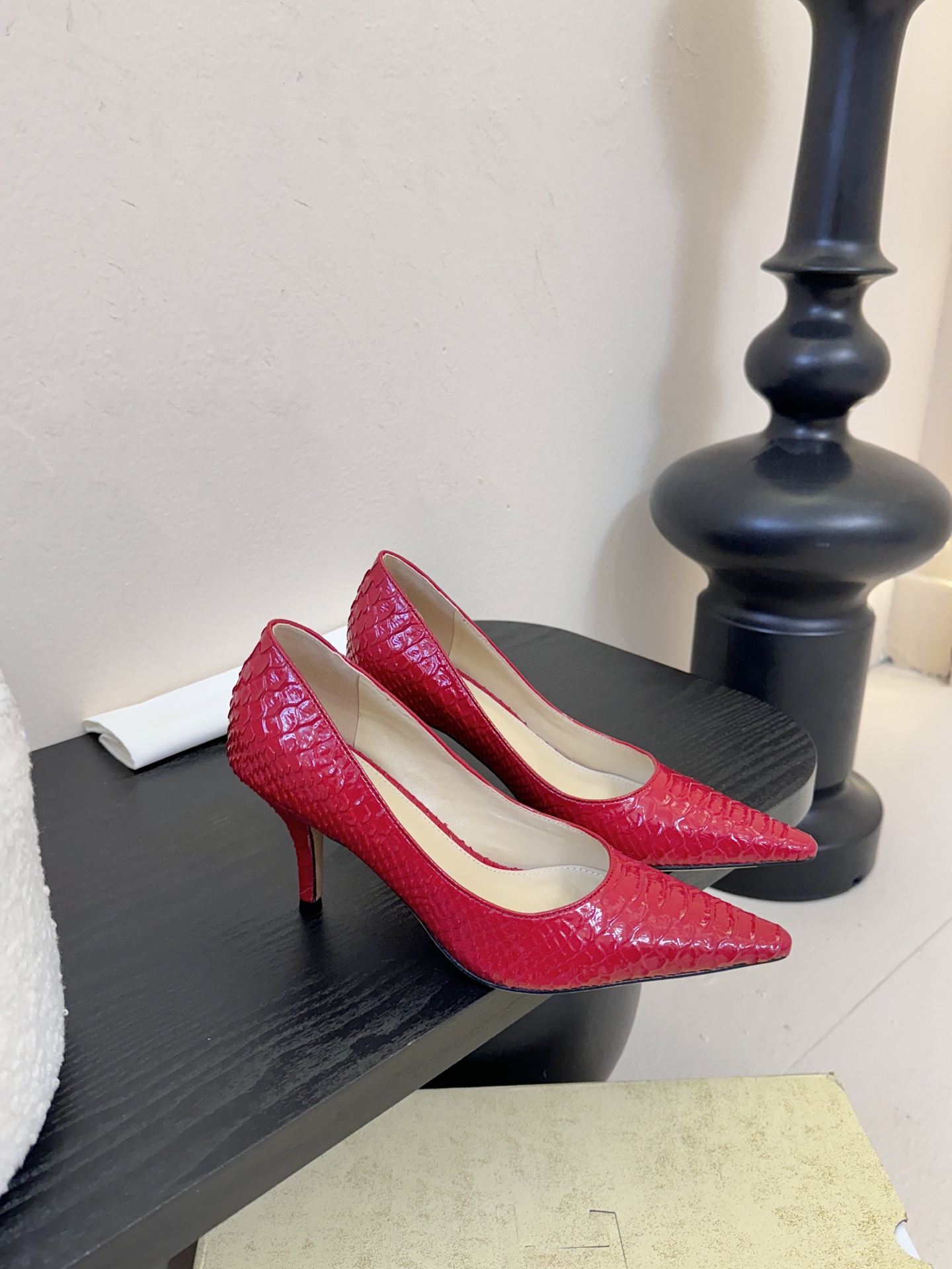 The row26春夏法式复古简易蛇纹尖头猫跟高跟单鞋！复古气质女王 整个鞋型简约大气，很干净利落又好搭