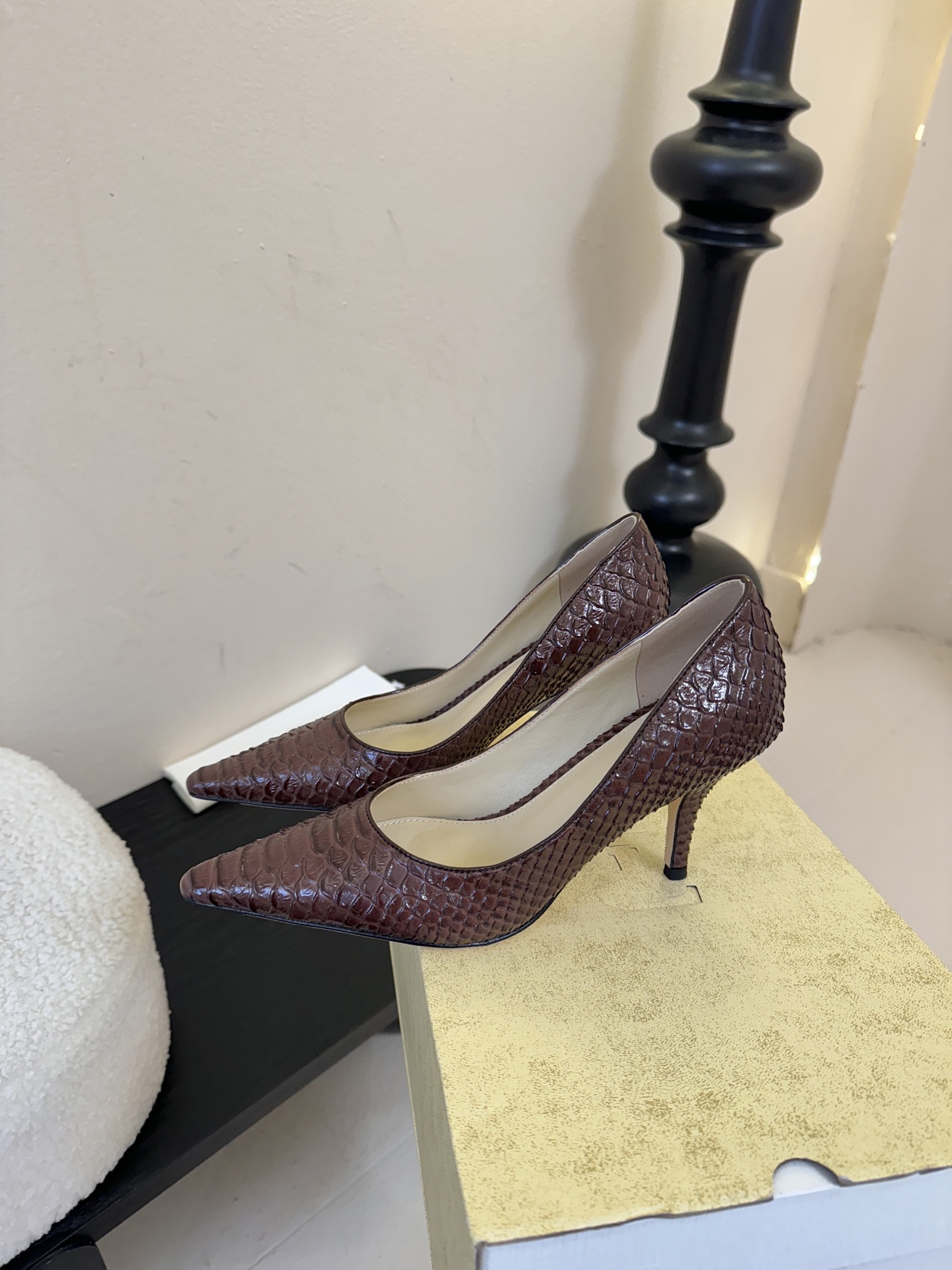 The row26春夏法式复古简易蛇纹尖头猫跟高跟单鞋！复古气质女王 整个鞋型简约大气，很干净利落又好搭