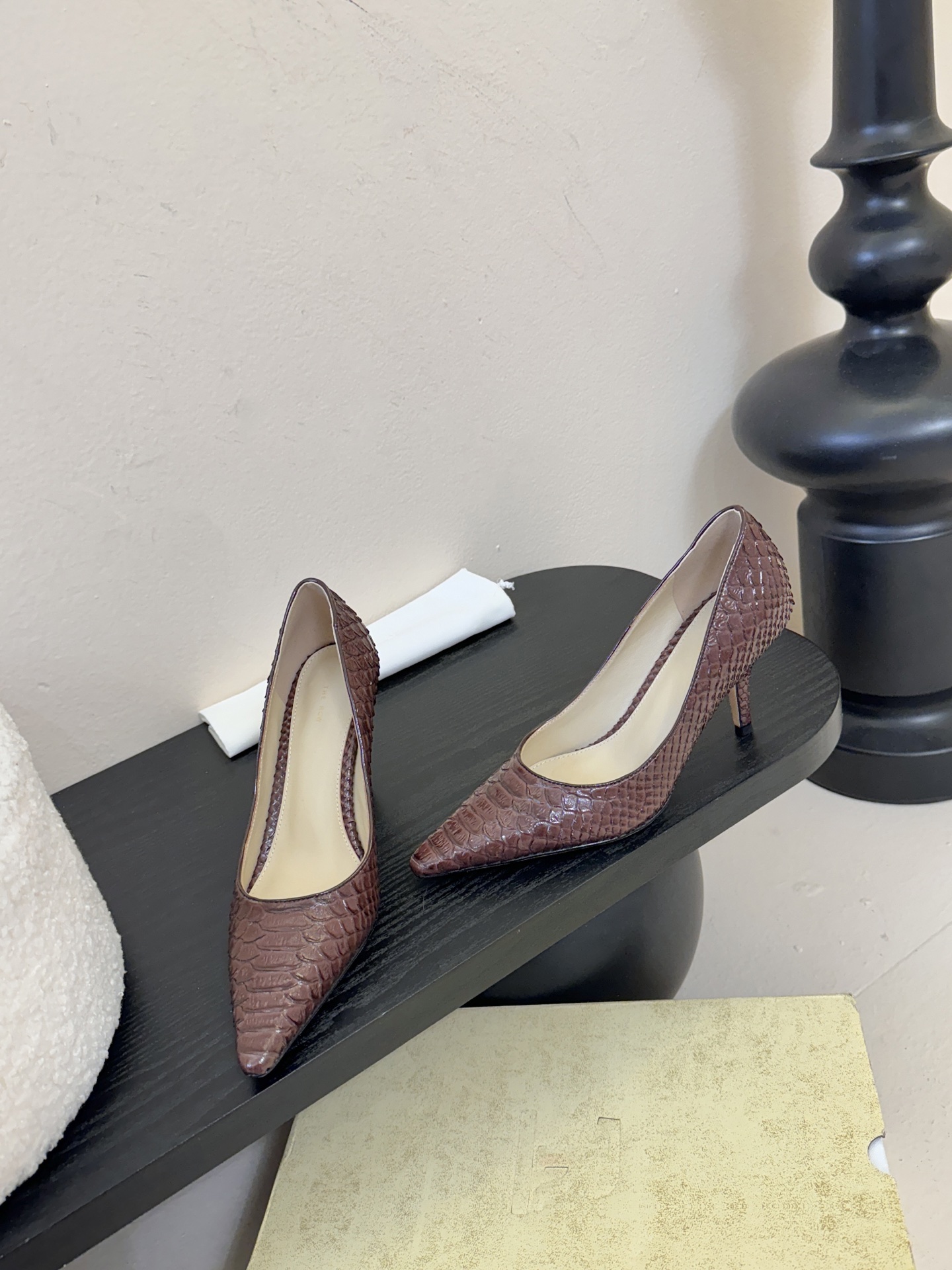 The row26春夏法式复古简易蛇纹尖头猫跟高跟单鞋！复古气质女王 整个鞋型简约大气，很干净利落又好搭