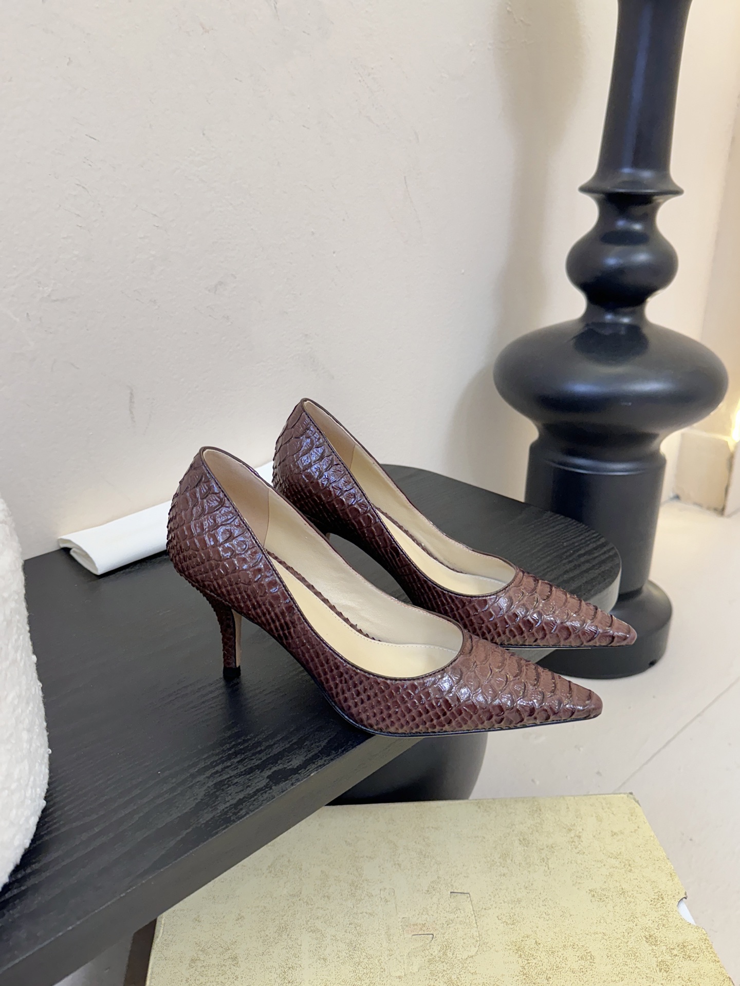 The row26春夏法式复古简易蛇纹尖头猫跟高跟单鞋！复古气质女王 整个鞋型简约大气，很干净利落又好搭