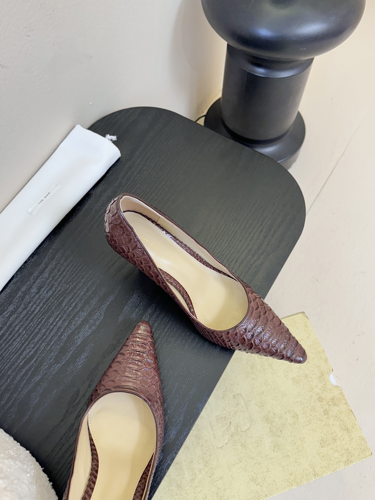 The row26春夏法式复古简易蛇纹尖头猫跟高跟单鞋！复古气质女王 整个鞋型简约大气，很干净利落又好搭