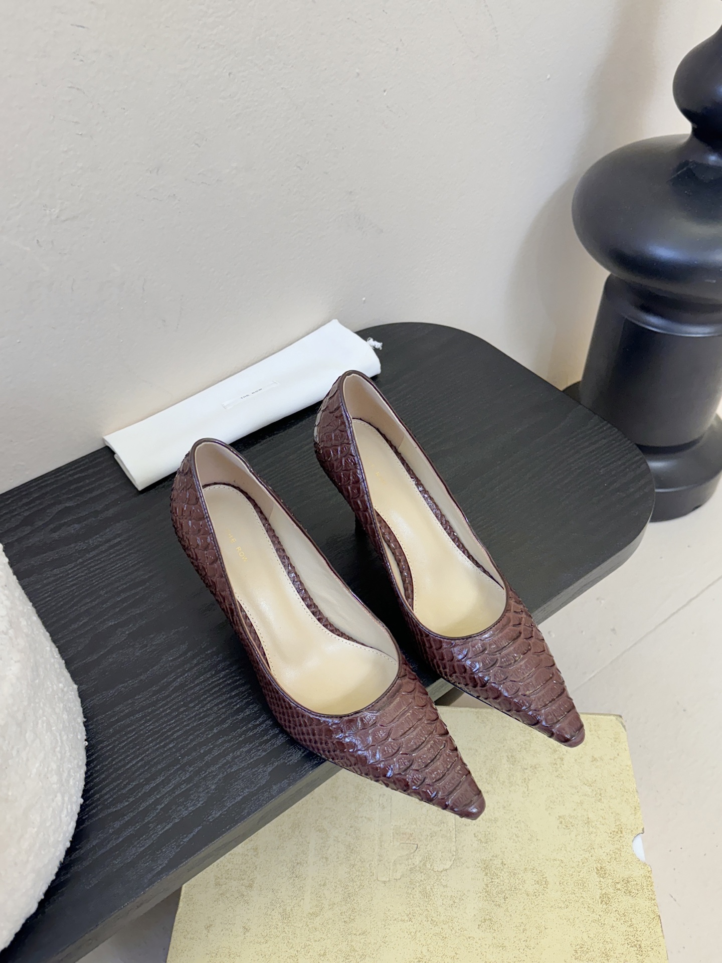 The row26春夏法式复古简易蛇纹尖头猫跟高跟单鞋！复古气质女王 整个鞋型简约大气，很干净利落又好搭