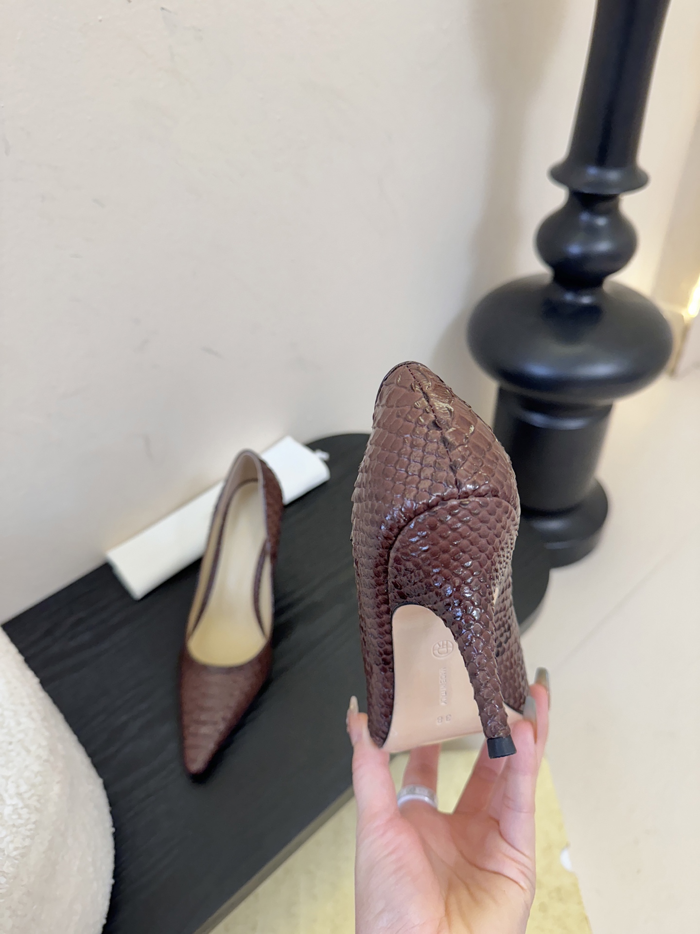 The row26春夏法式复古简易蛇纹尖头猫跟高跟单鞋！复古气质女王 整个鞋型简约大气，很干净利落又好搭