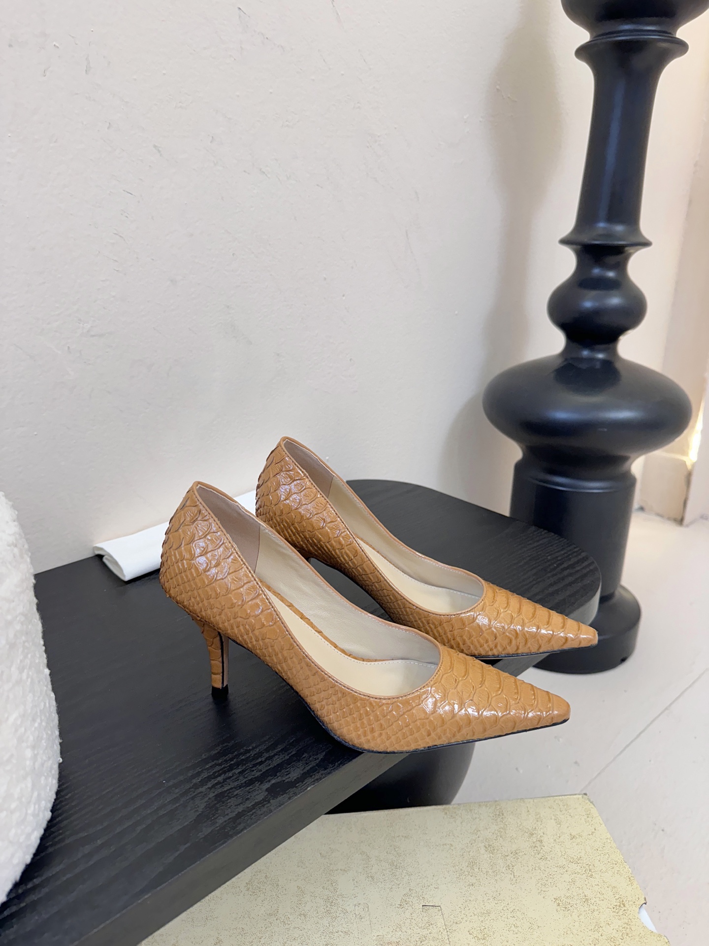 The row26春夏法式复古简易蛇纹尖头猫跟高跟单鞋！复古气质女王 整个鞋型简约大气，很干净利落又好搭