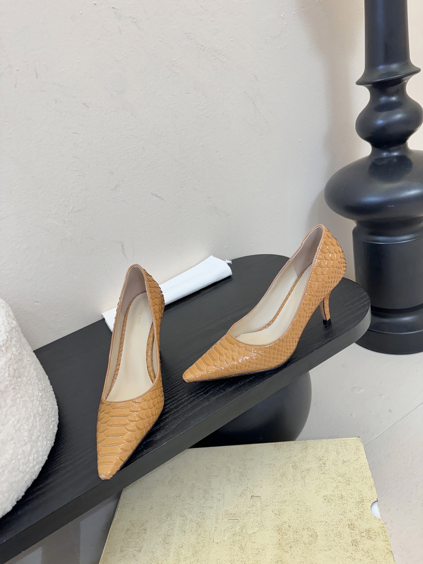 The row26春夏法式复古简易蛇纹尖头猫跟高跟单鞋！复古气质女王 整个鞋型简约大气，很干净利落又好搭