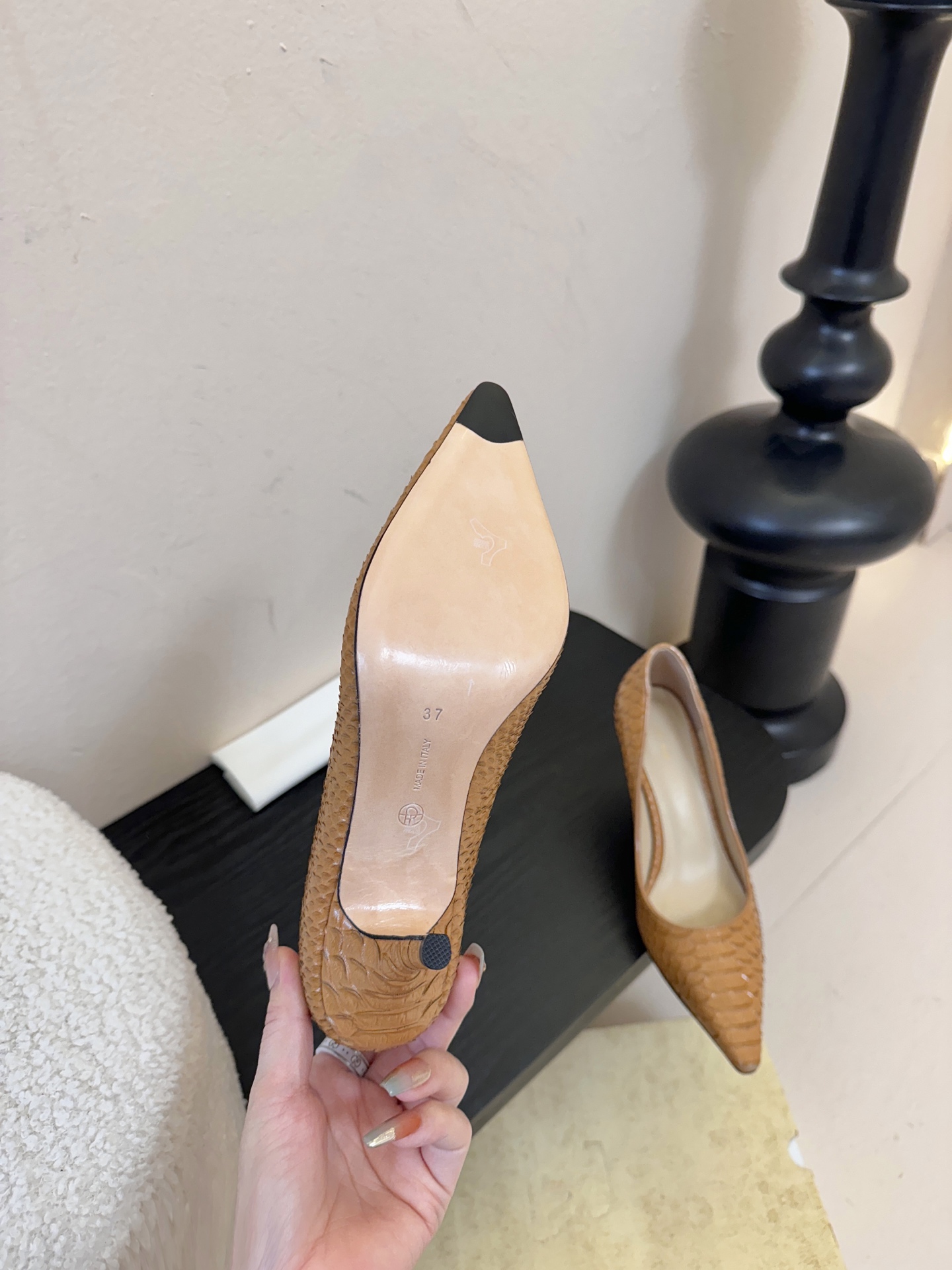 The row26春夏法式复古简易蛇纹尖头猫跟高跟单鞋！复古气质女王 整个鞋型简约大气，很干净利落又好搭