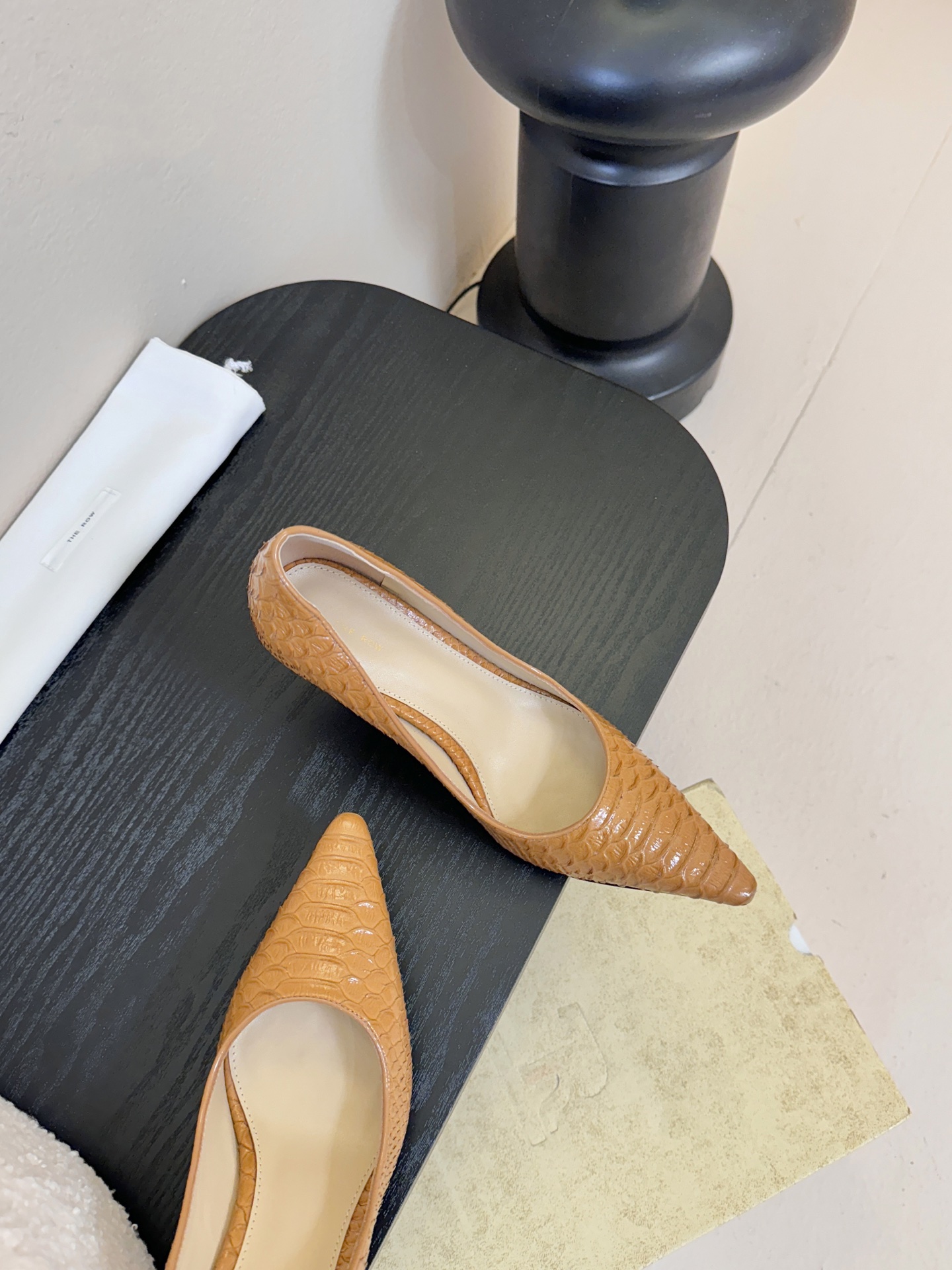 The row26春夏法式复古简易蛇纹尖头猫跟高跟单鞋！复古气质女王 整个鞋型简约大气，很干净利落又好搭