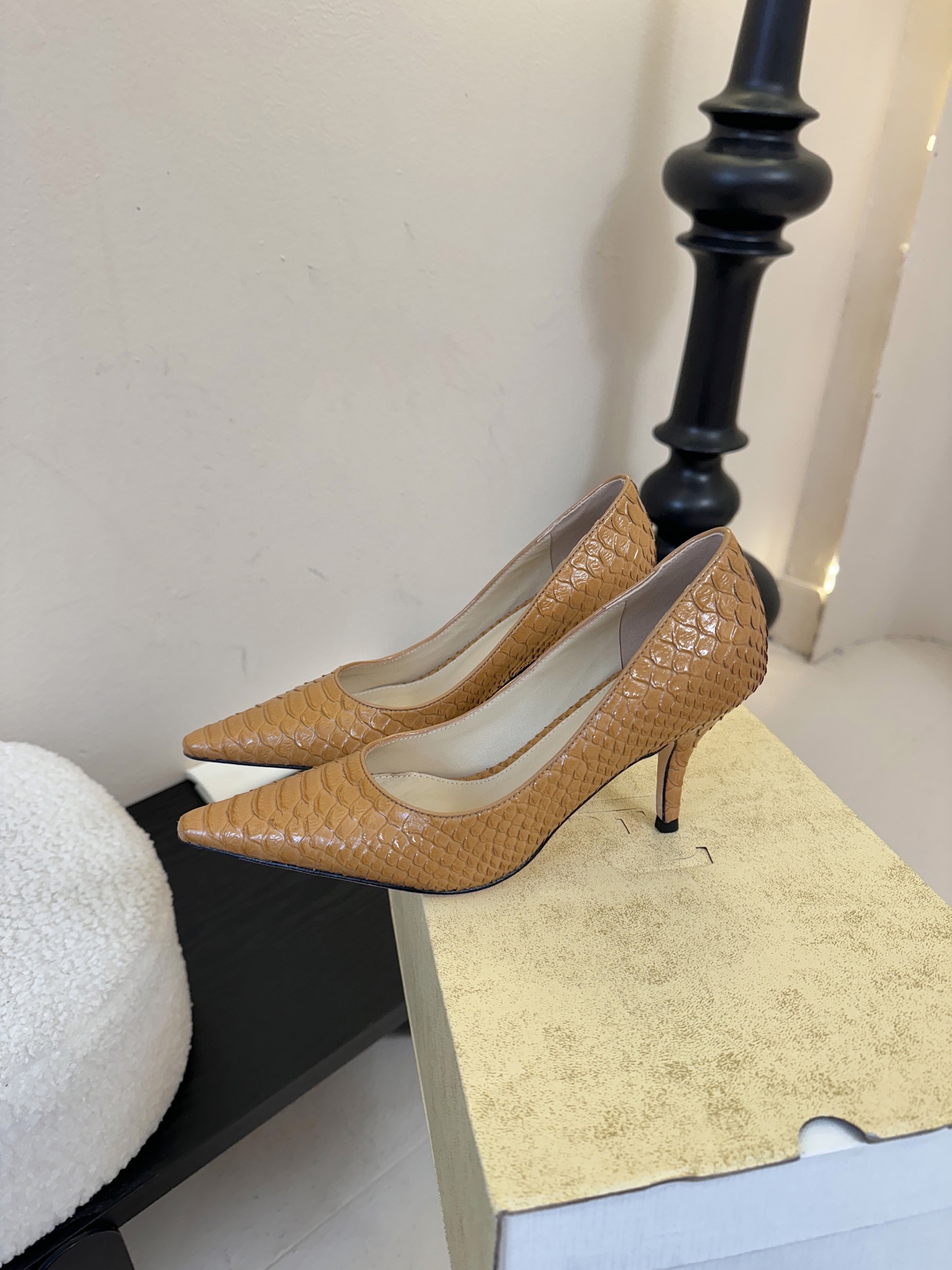 The row26春夏法式复古简易蛇纹尖头猫跟高跟单鞋！复古气质女王 整个鞋型简约大气，很干净利落又好搭