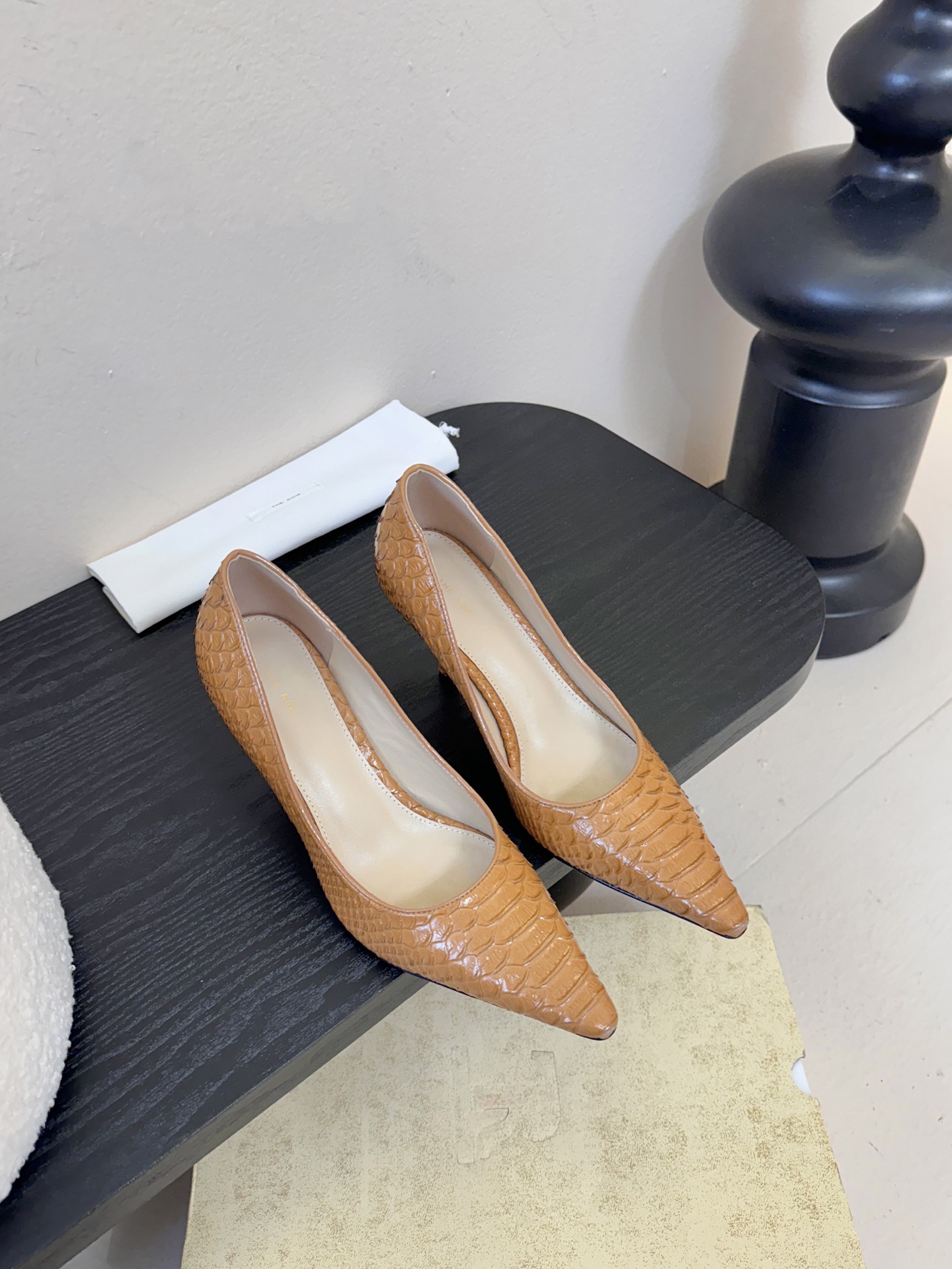 The row26春夏法式复古简易蛇纹尖头猫跟高跟单鞋！复古气质女王 整个鞋型简约大气，很干净利落又好搭