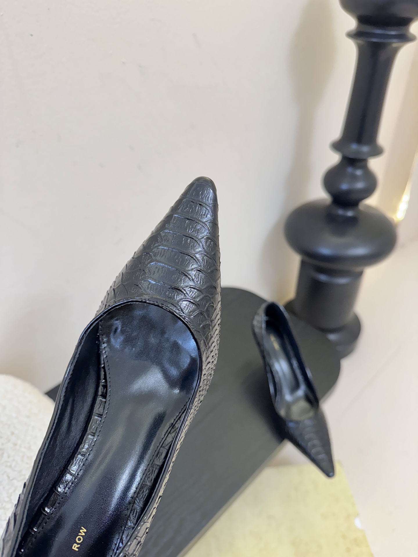 The row26春夏法式复古简易蛇纹尖头猫跟高跟单鞋！复古气质女王 整个鞋型简约大气，很干净利落又好搭