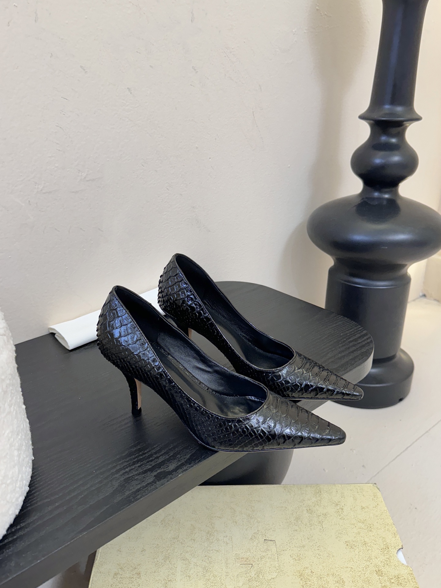 The row26春夏法式复古简易蛇纹尖头猫跟高跟单鞋！复古气质女王 整个鞋型简约大气，很干净利落又好搭