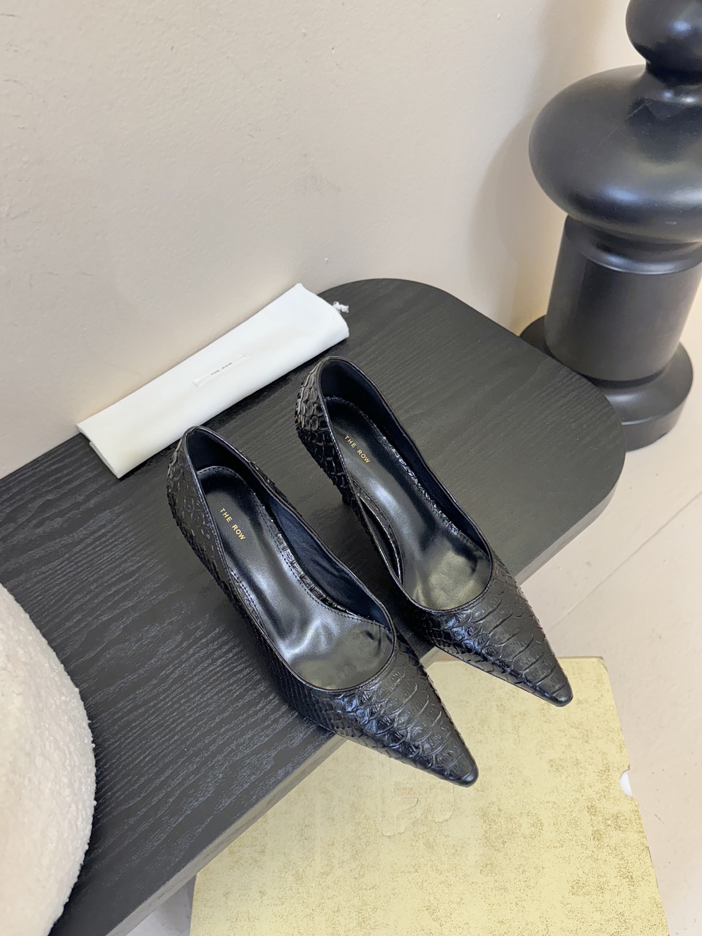 The row26春夏法式复古简易蛇纹尖头猫跟高跟单鞋！复古气质女王 整个鞋型简约大气，很干净利落又好搭