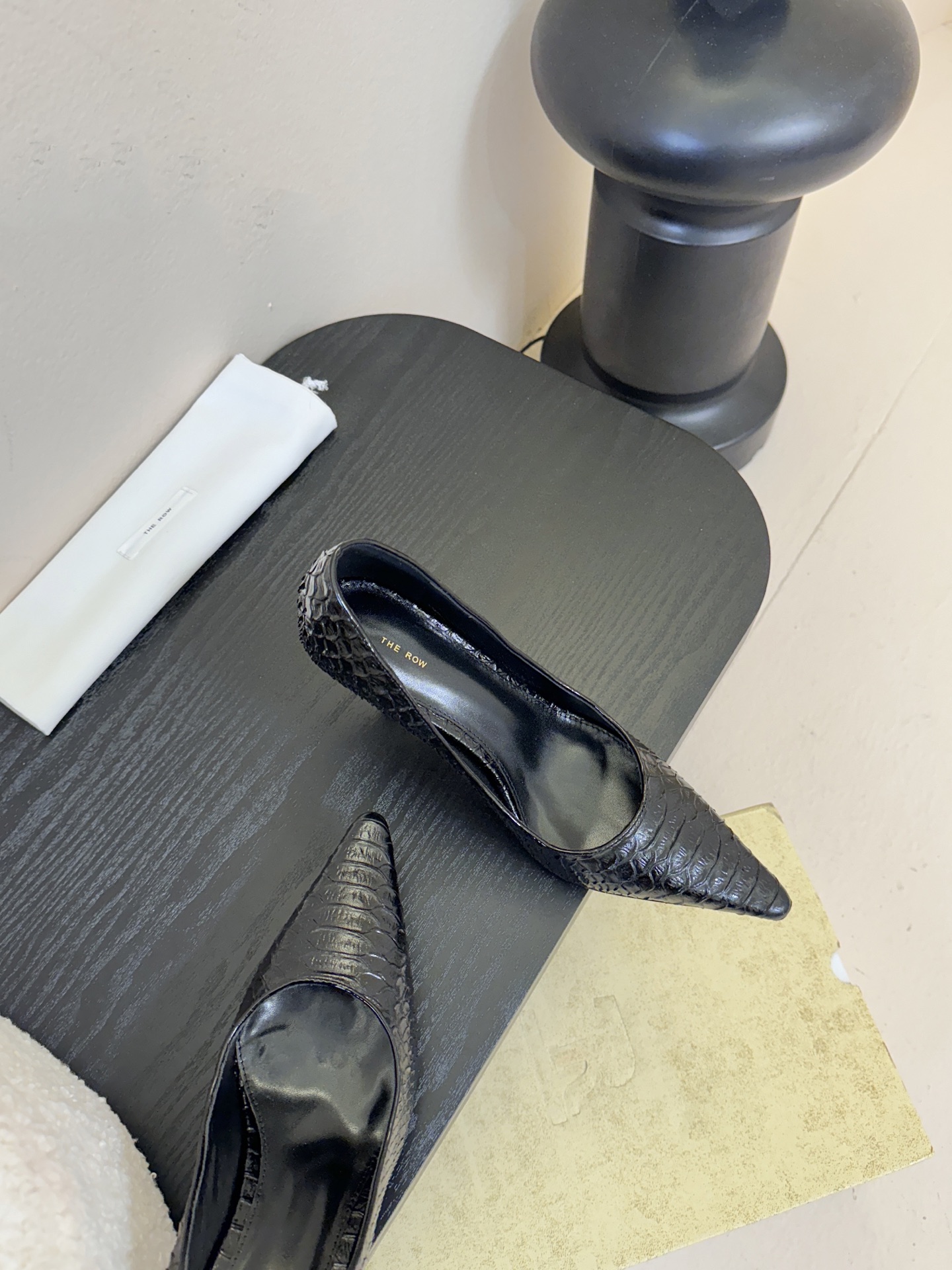 The row26春夏法式复古简易蛇纹尖头猫跟高跟单鞋！复古气质女王 整个鞋型简约大气，很干净利落又好搭