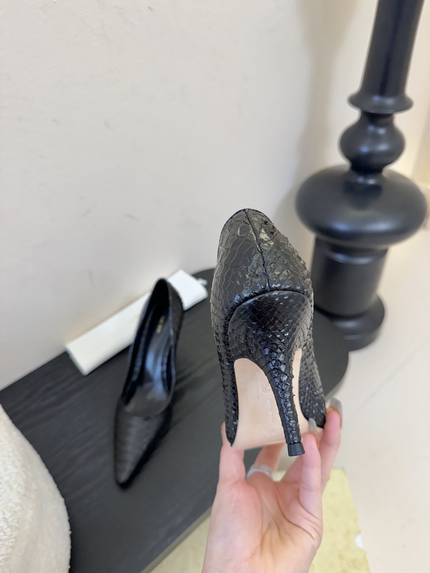 The row26春夏法式复古简易蛇纹尖头猫跟高跟单鞋！复古气质女王 整个鞋型简约大气，很干净利落又好搭