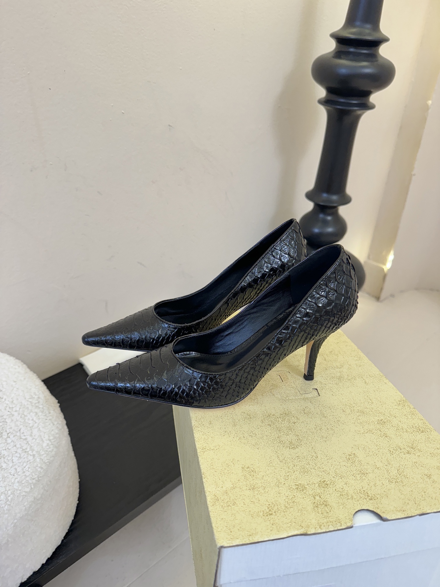 The row26春夏法式复古简易蛇纹尖头猫跟高跟单鞋！复古气质女王 整个鞋型简约大气，很干净利落又好搭