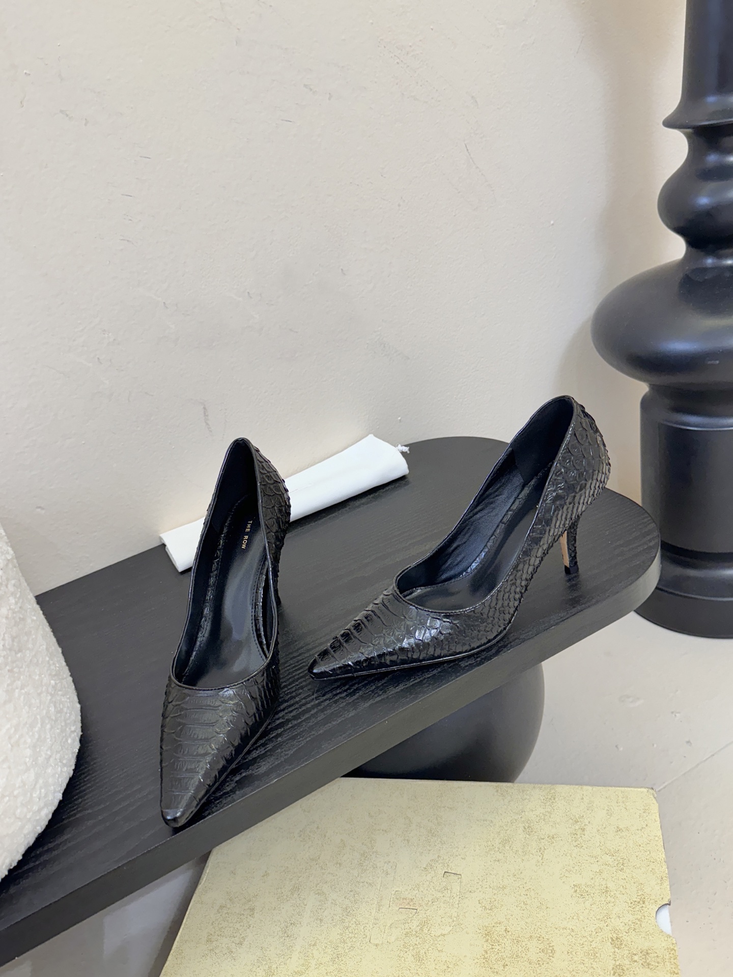 The row26春夏法式复古简易蛇纹尖头猫跟高跟单鞋！复古气质女王 整个鞋型简约大气，很干净利落又好搭