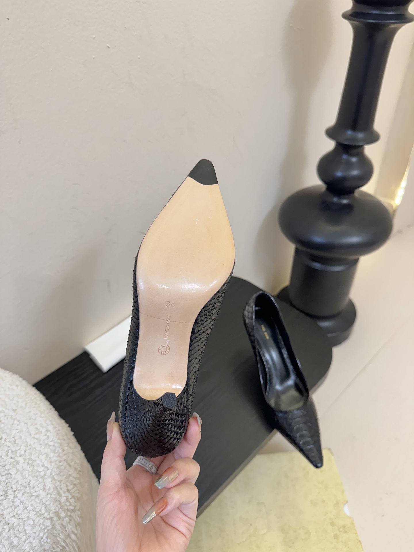 The row26春夏法式复古简易蛇纹尖头猫跟高跟单鞋！复古气质女王 整个鞋型简约大气，很干净利落又好搭