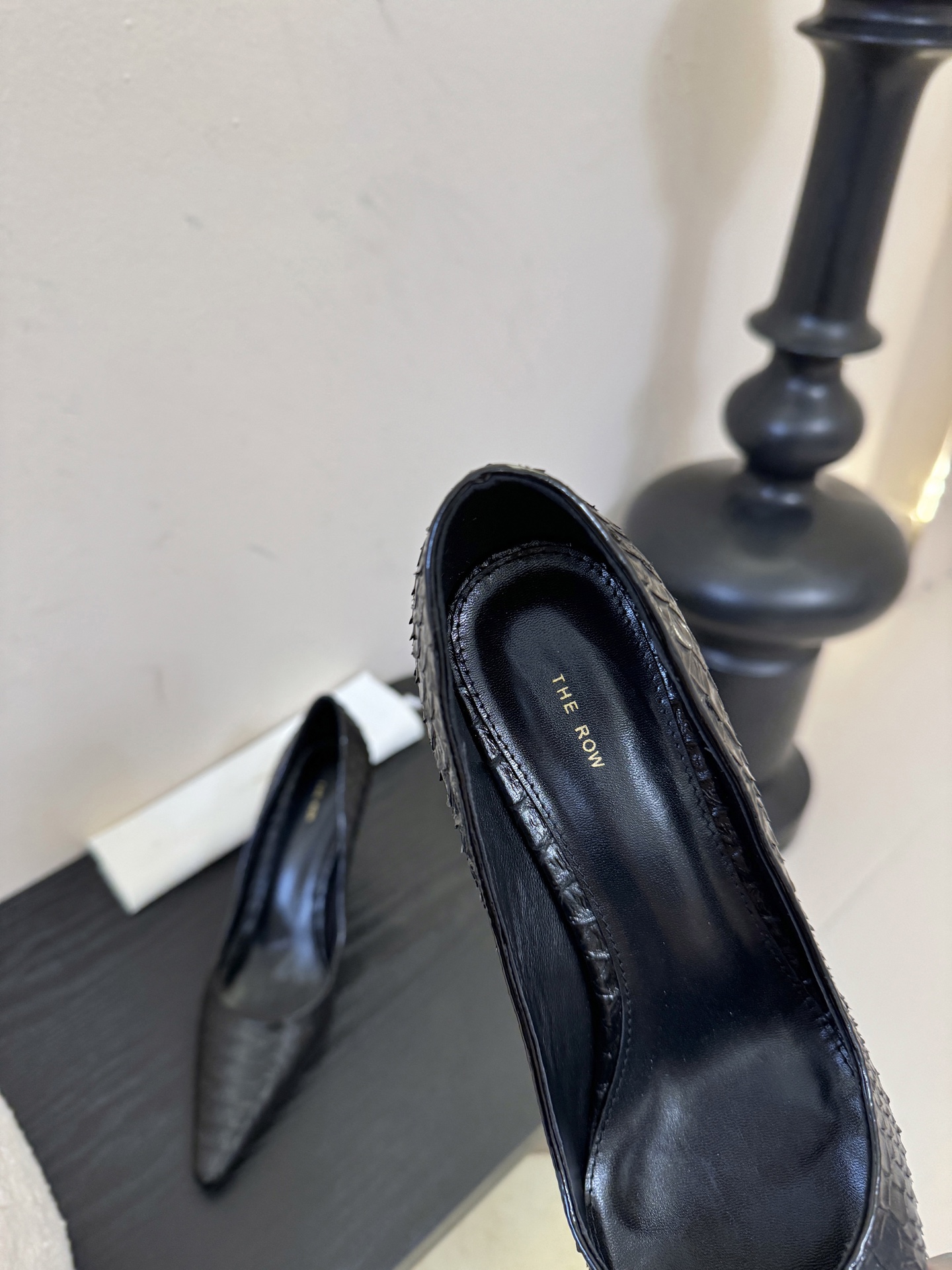 The row26春夏法式复古简易蛇纹尖头猫跟高跟单鞋！复古气质女王 整个鞋型简约大气，很干净利落又好搭