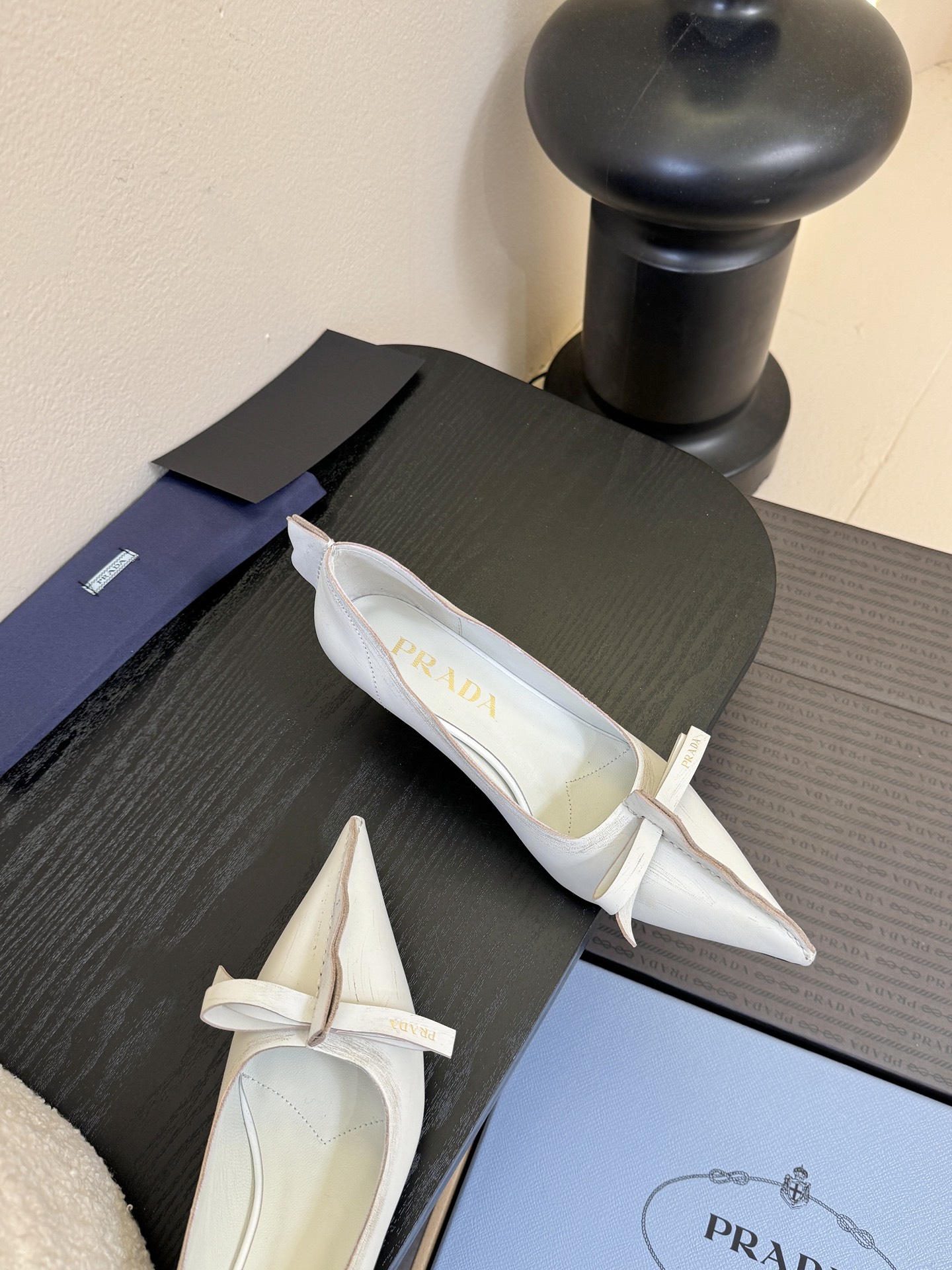 PRAD* 25ss普拉达秋冬新款尖头小高跟采用尖头设计，极具时尚感与攻击性，彰显个性；鞋身有独特的分割