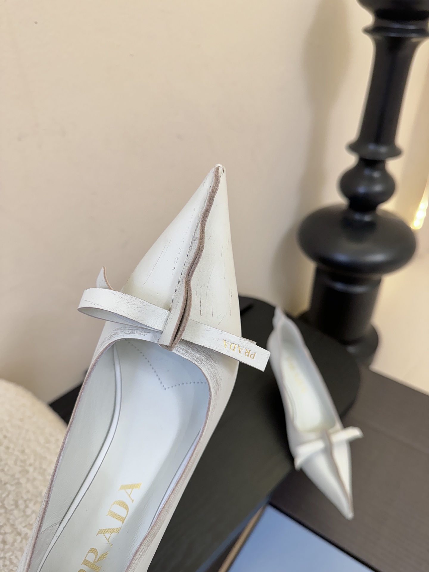 PRAD* 25ss普拉达秋冬新款尖头小高跟采用尖头设计，极具时尚感与攻击性，彰显个性；鞋身有独特的分割