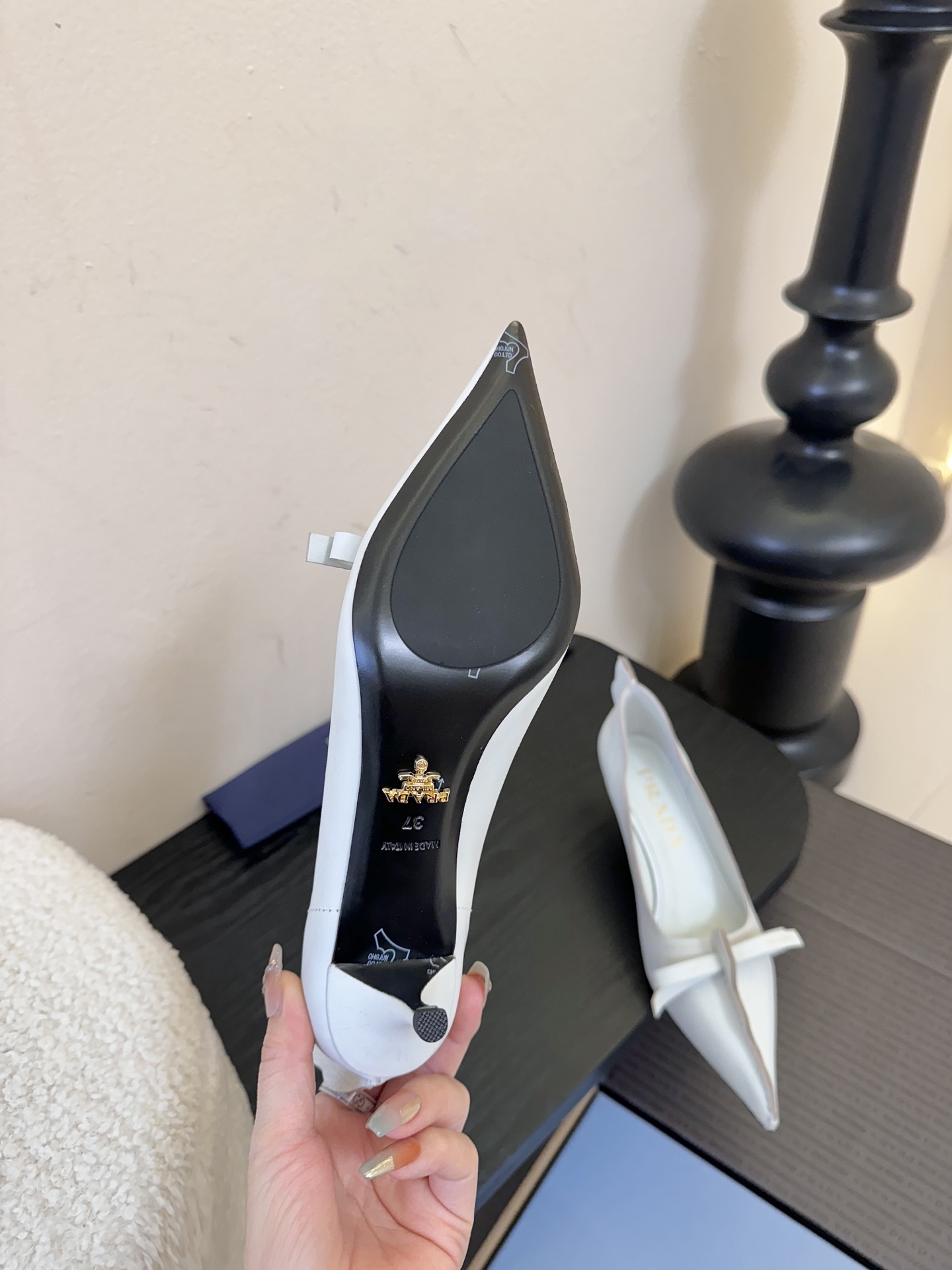 PRAD* 25ss普拉达秋冬新款尖头小高跟采用尖头设计，极具时尚感与攻击性，彰显个性；鞋身有独特的分割