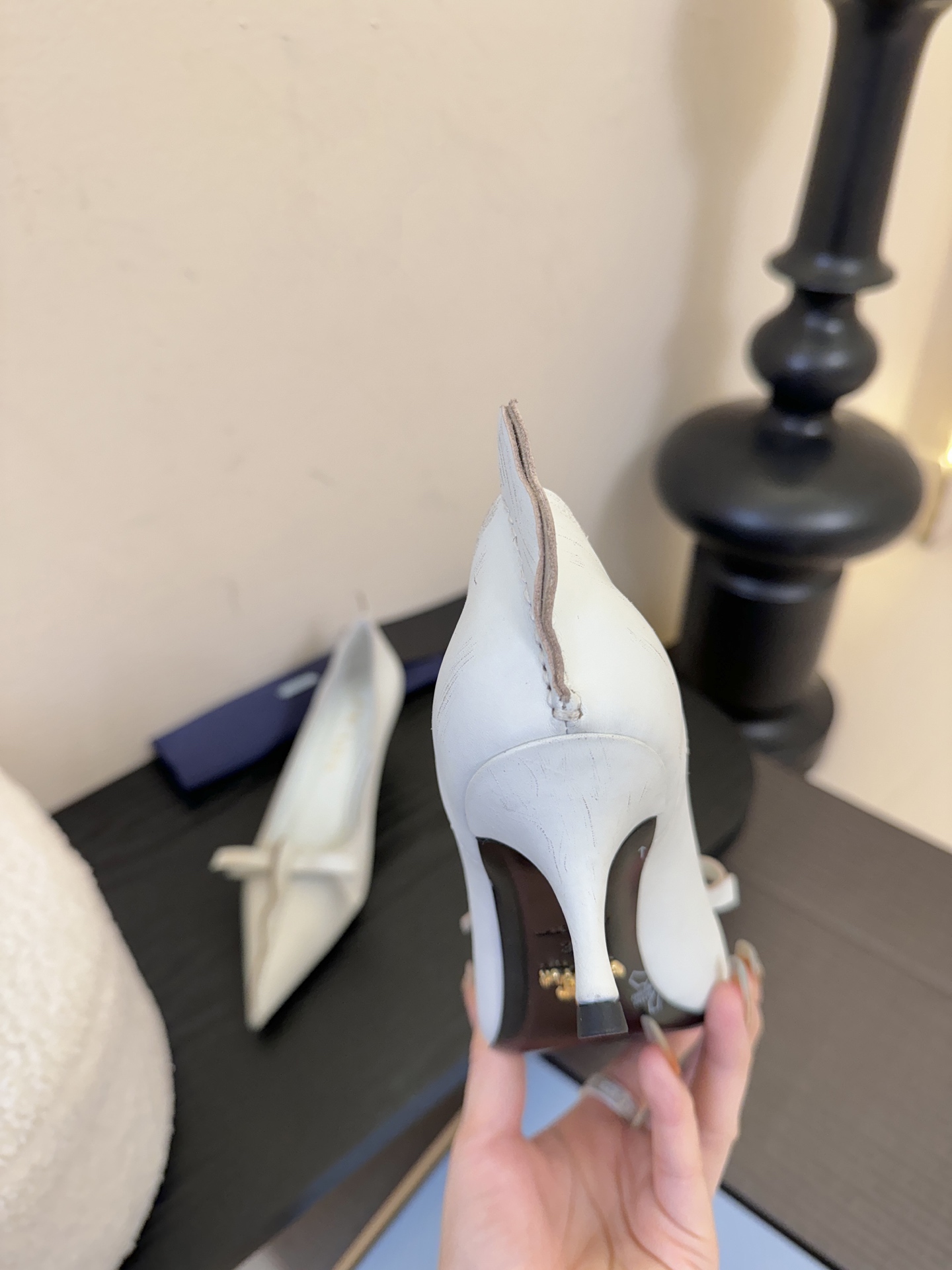 PRAD* 25ss普拉达秋冬新款尖头小高跟采用尖头设计，极具时尚感与攻击性，彰显个性；鞋身有独特的分割