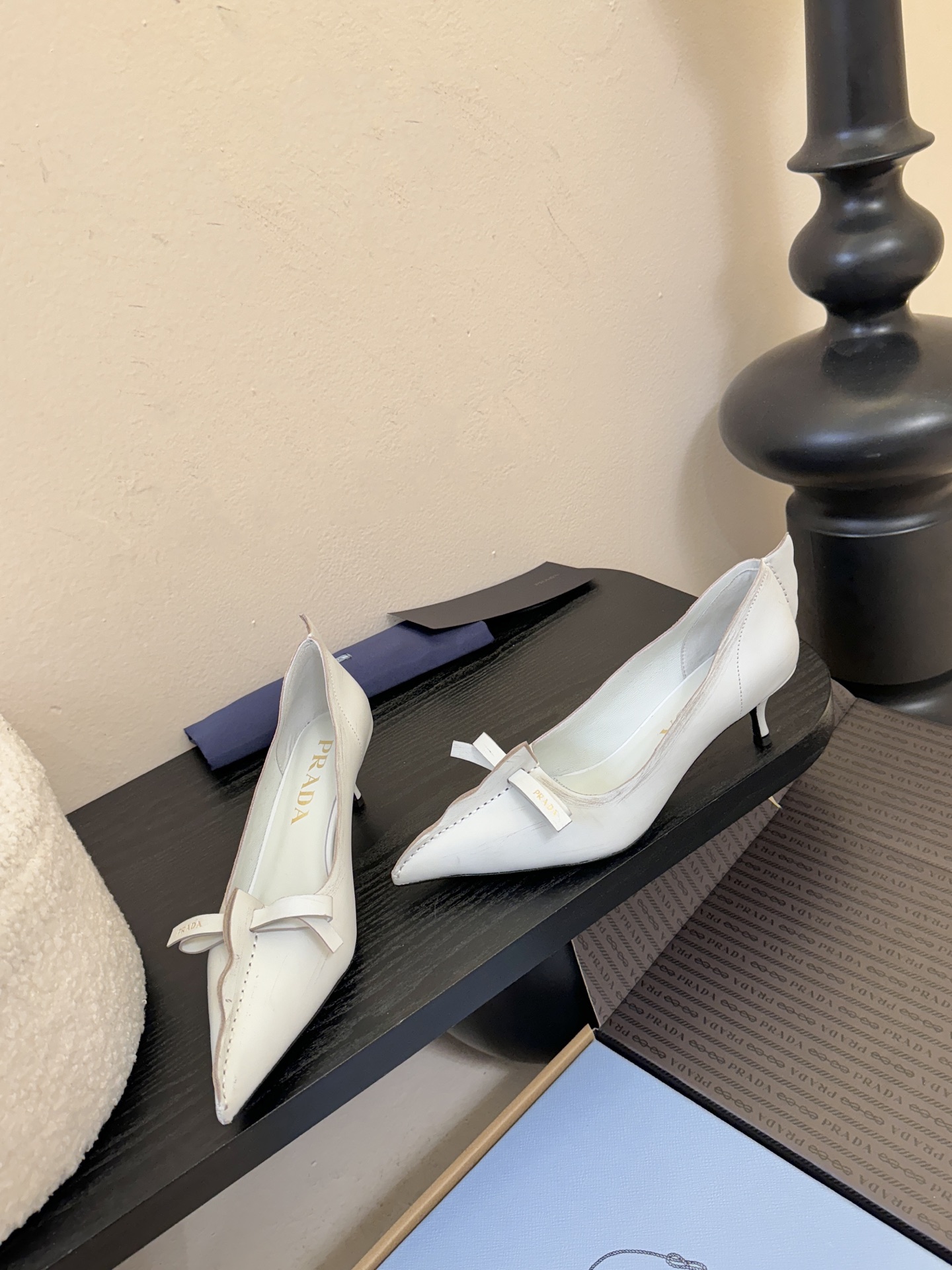 PRAD* 25ss普拉达秋冬新款尖头小高跟采用尖头设计，极具时尚感与攻击性，彰显个性；鞋身有独特的分割