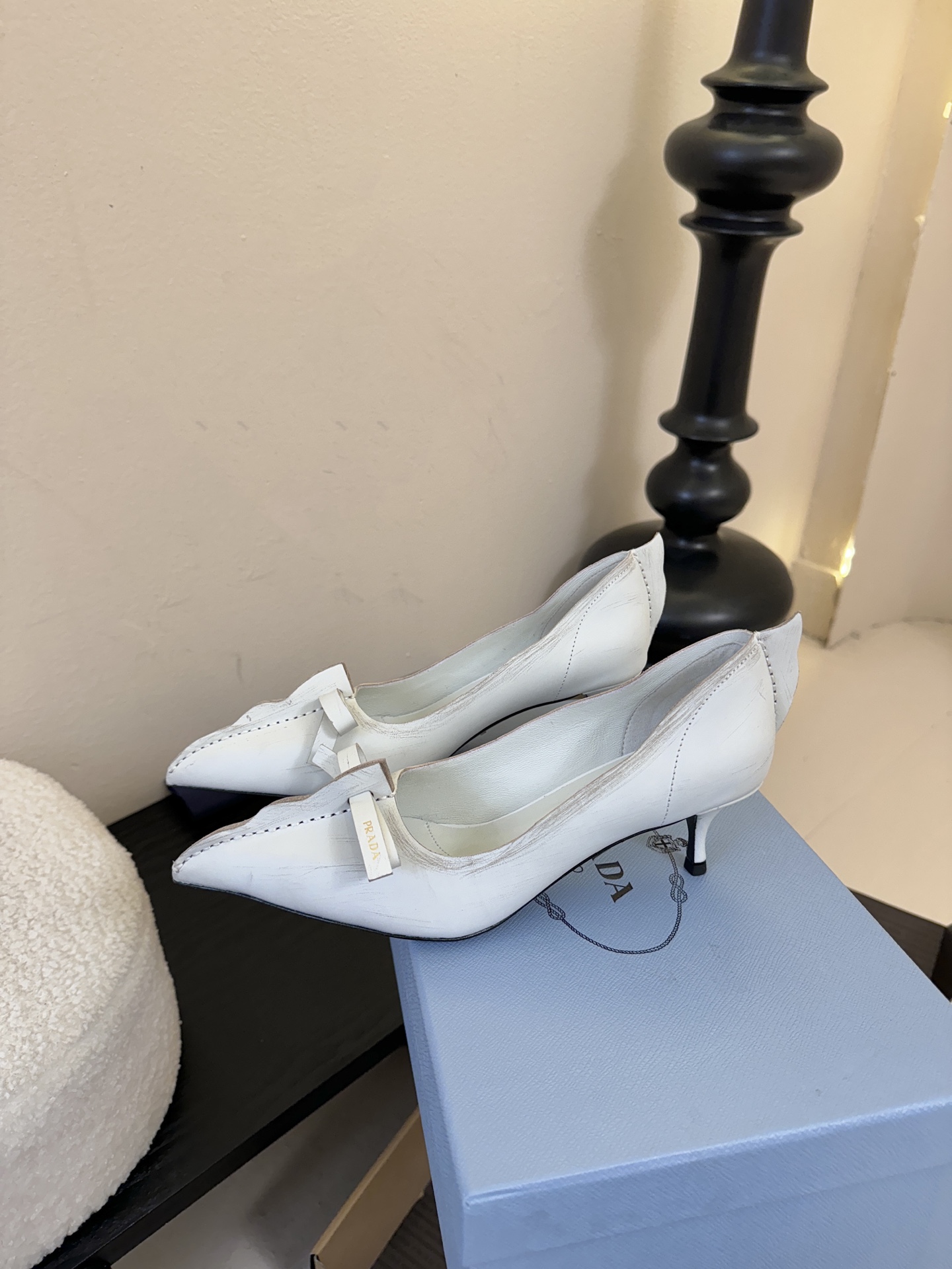 PRAD* 25ss普拉达秋冬新款尖头小高跟采用尖头设计，极具时尚感与攻击性，彰显个性；鞋身有独特的分割