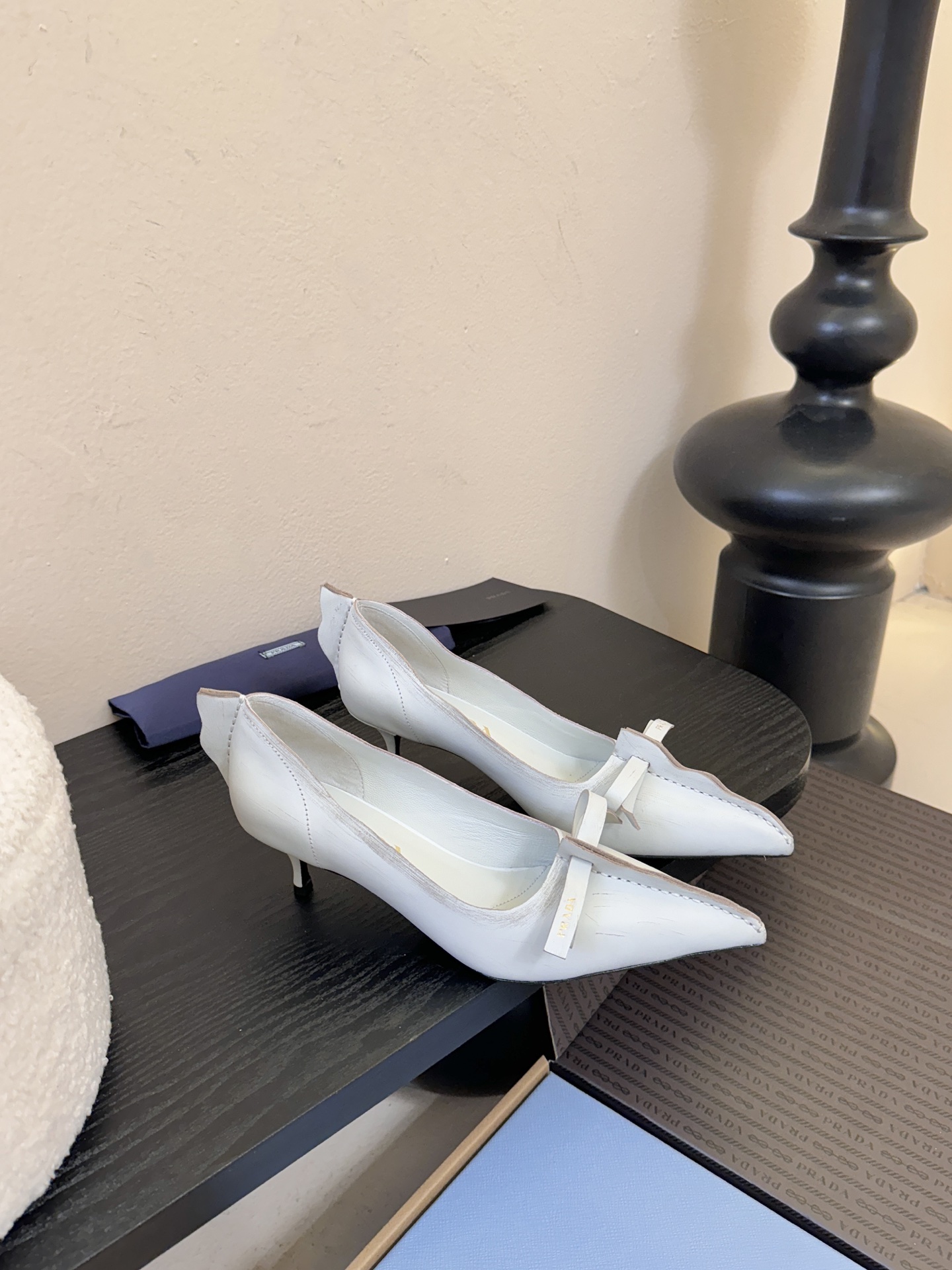 PRAD* 25ss普拉达秋冬新款尖头小高跟采用尖头设计，极具时尚感与攻击性，彰显个性；鞋身有独特的分割