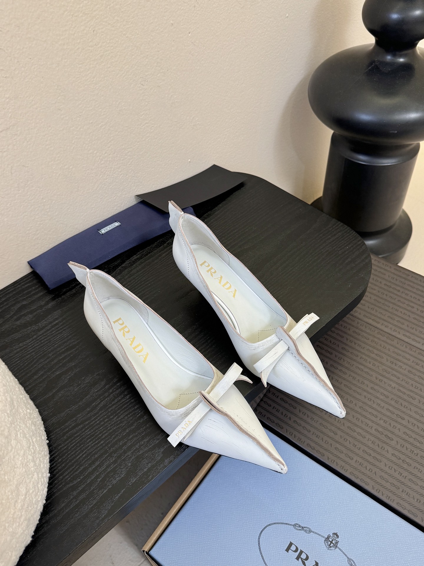 PRAD* 25ss普拉达秋冬新款尖头小高跟采用尖头设计，极具时尚感与攻击性，彰显个性；鞋身有独特的分割