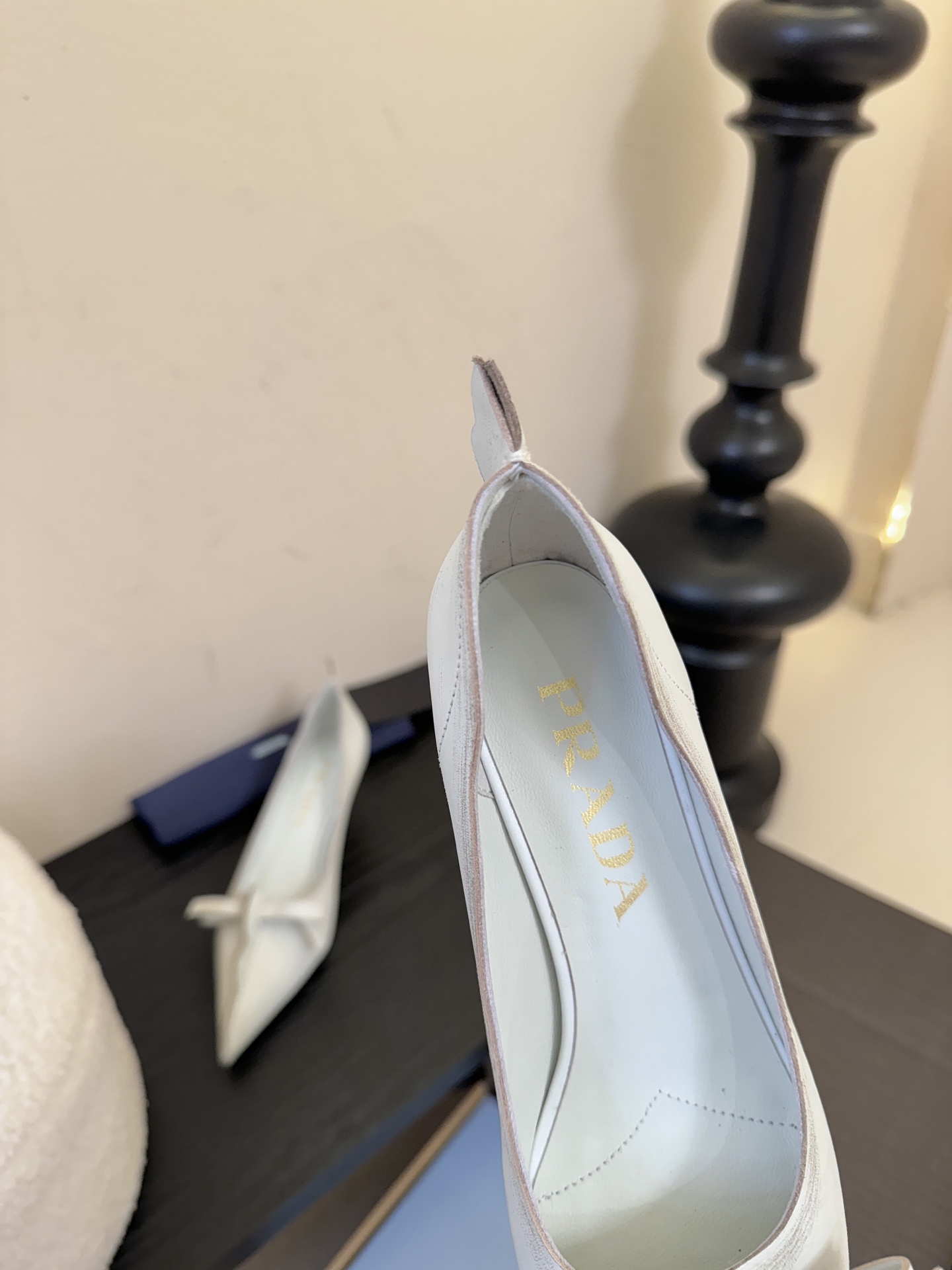 PRAD* 25ss普拉达秋冬新款尖头小高跟采用尖头设计，极具时尚感与攻击性，彰显个性；鞋身有独特的分割