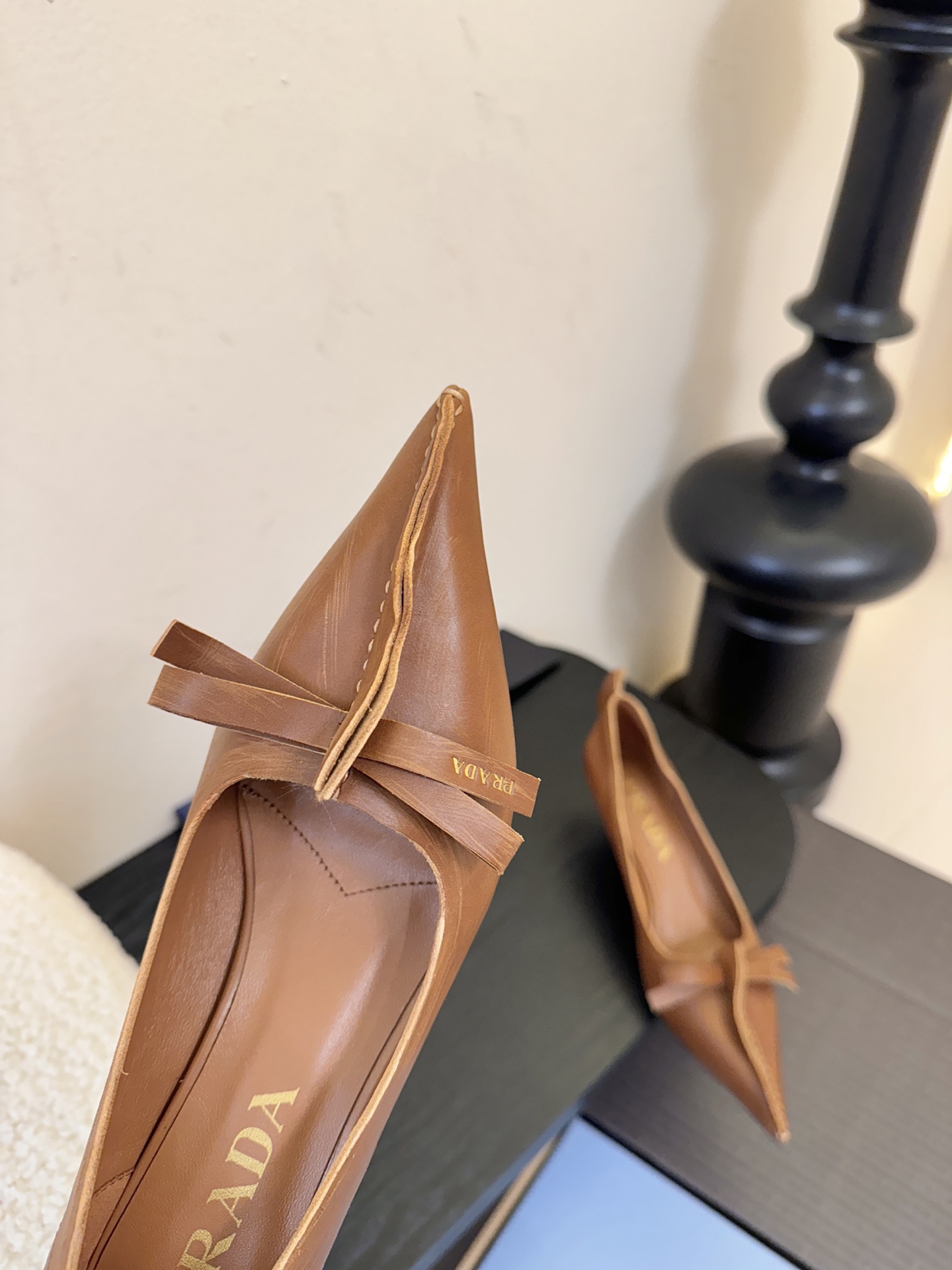 PRAD* 25ss普拉达秋冬新款尖头小高跟采用尖头设计，极具时尚感与攻击性，彰显个性；鞋身有独特的分割