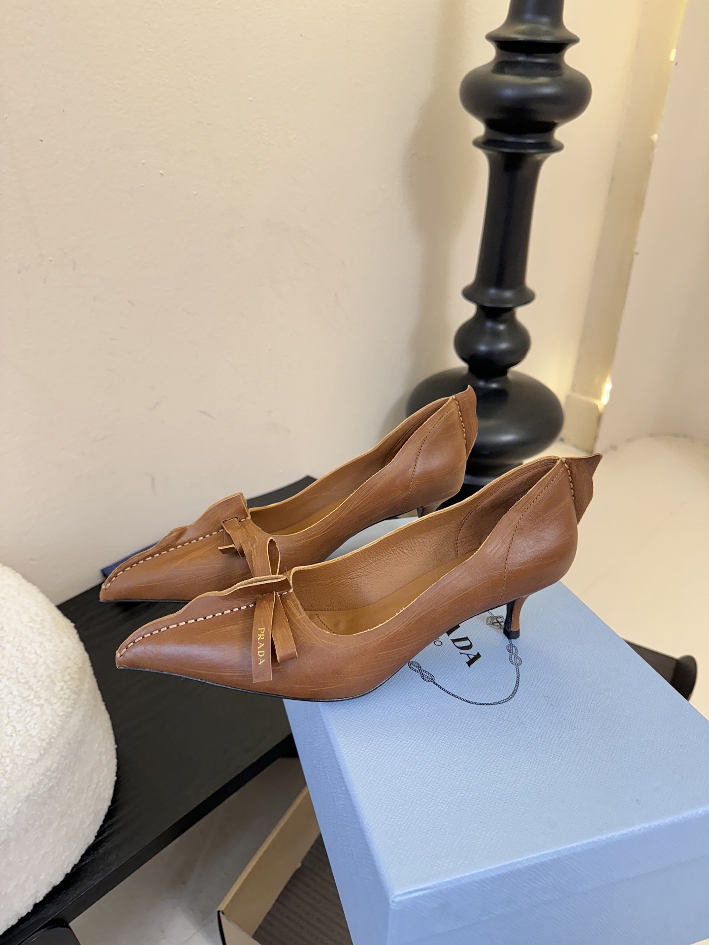 PRAD* 25ss普拉达秋冬新款尖头小高跟采用尖头设计，极具时尚感与攻击性，彰显个性；鞋身有独特的分割