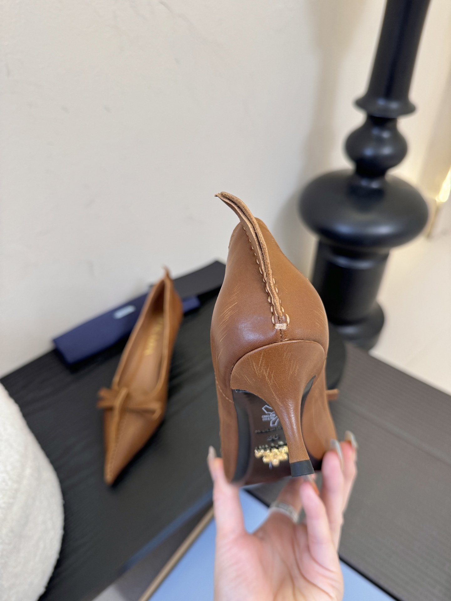 PRAD* 25ss普拉达秋冬新款尖头小高跟采用尖头设计，极具时尚感与攻击性，彰显个性；鞋身有独特的分割