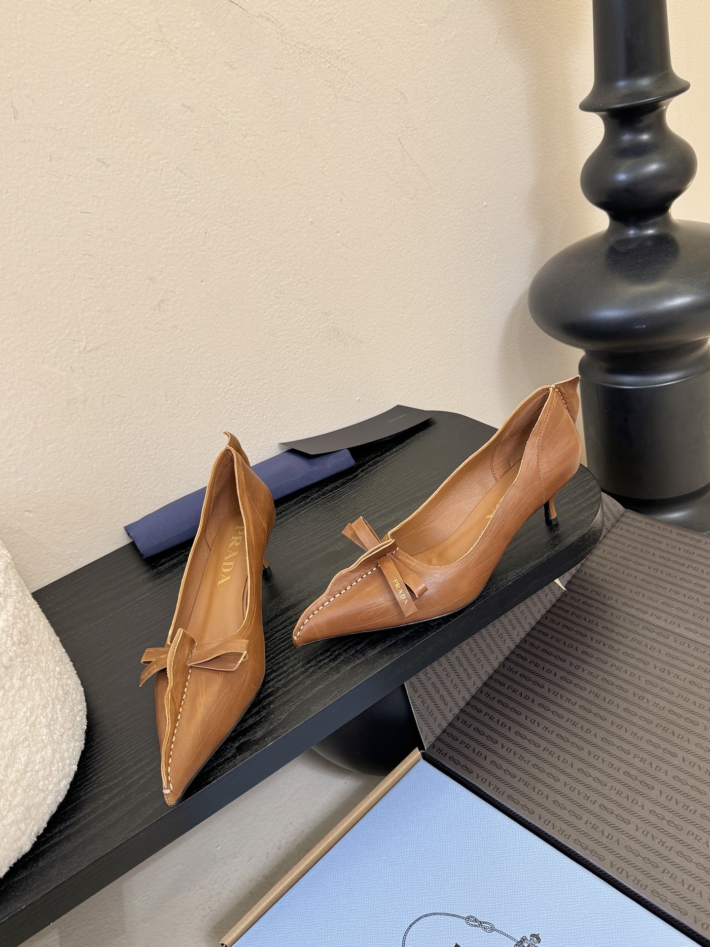 PRAD* 25ss普拉达秋冬新款尖头小高跟采用尖头设计，极具时尚感与攻击性，彰显个性；鞋身有独特的分割