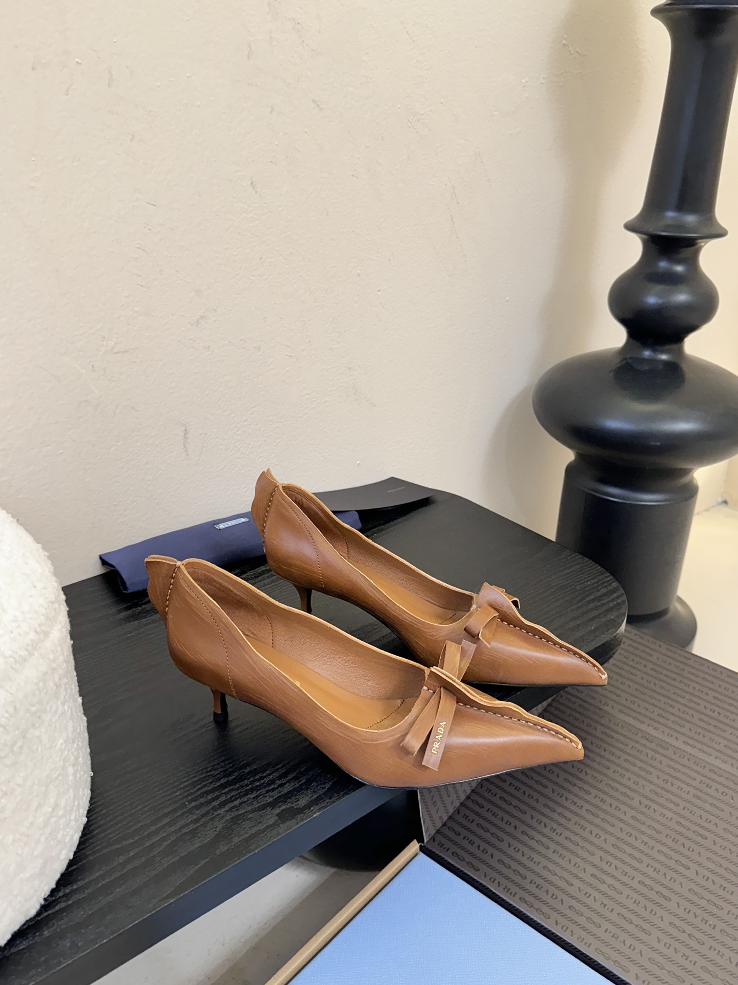 PRAD* 25ss普拉达秋冬新款尖头小高跟采用尖头设计，极具时尚感与攻击性，彰显个性；鞋身有独特的分割