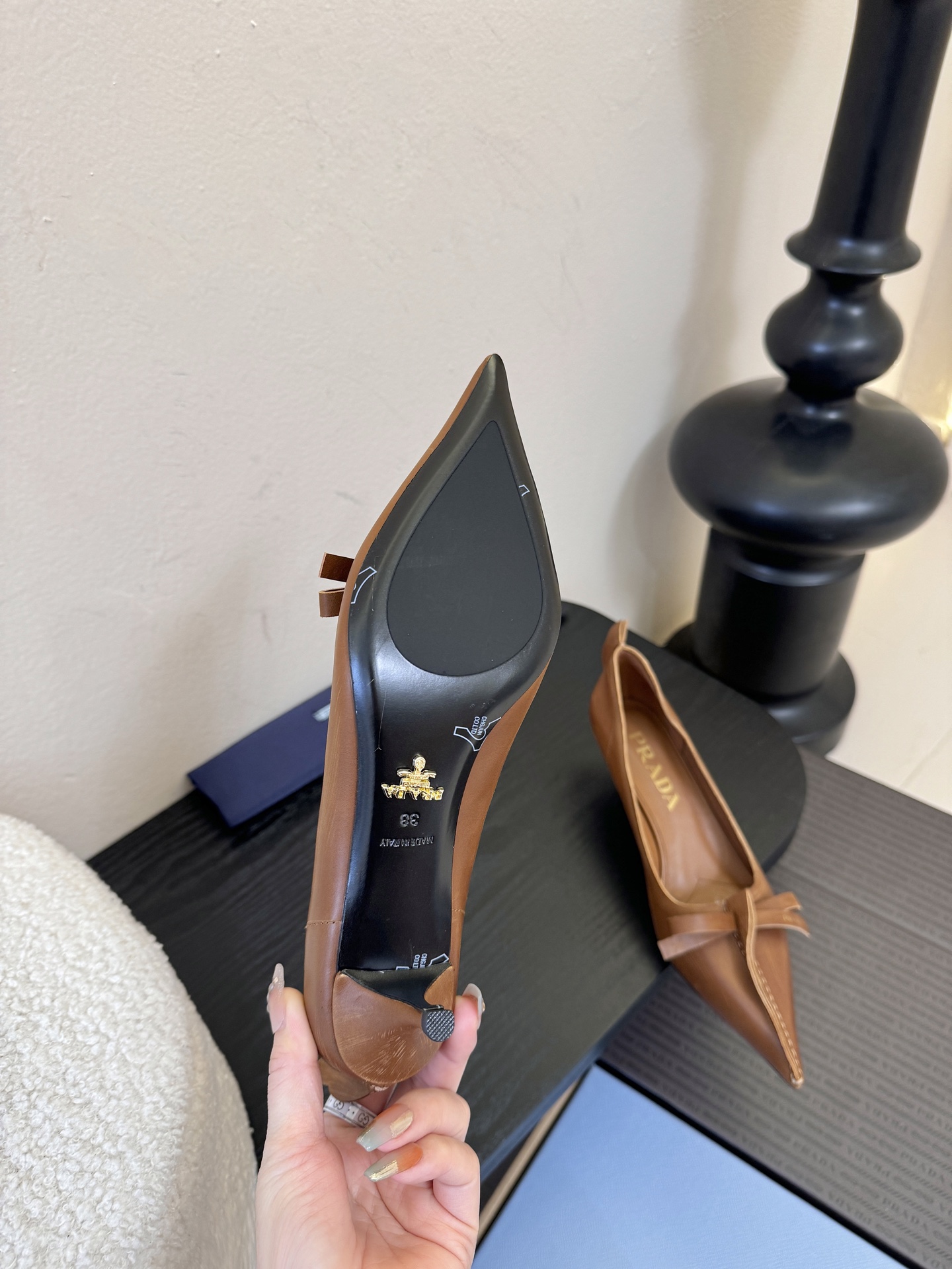 PRAD* 25ss普拉达秋冬新款尖头小高跟采用尖头设计，极具时尚感与攻击性，彰显个性；鞋身有独特的分割