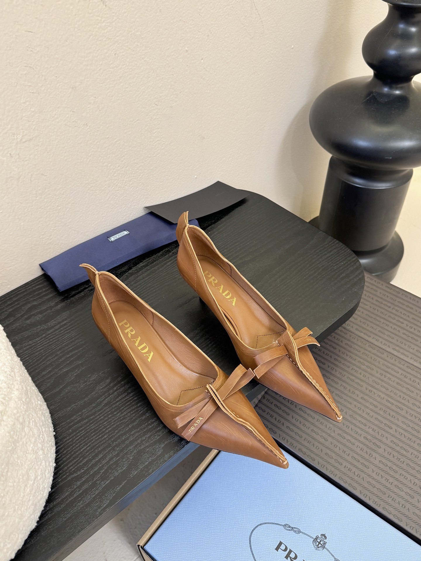 PRAD* 25ss普拉达秋冬新款尖头小高跟采用尖头设计，极具时尚感与攻击性，彰显个性；鞋身有独特的分割