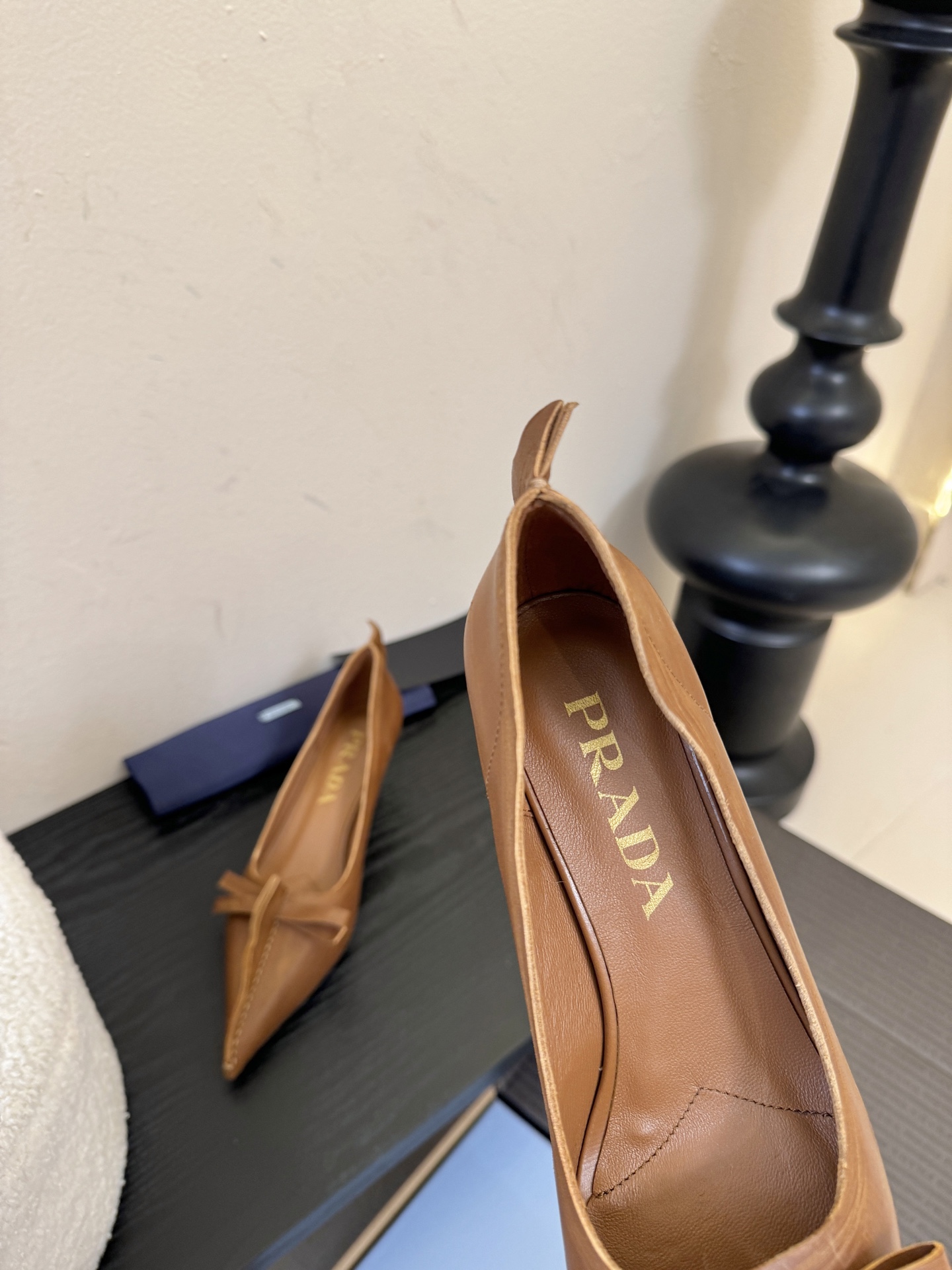 PRAD* 25ss普拉达秋冬新款尖头小高跟采用尖头设计，极具时尚感与攻击性，彰显个性；鞋身有独特的分割