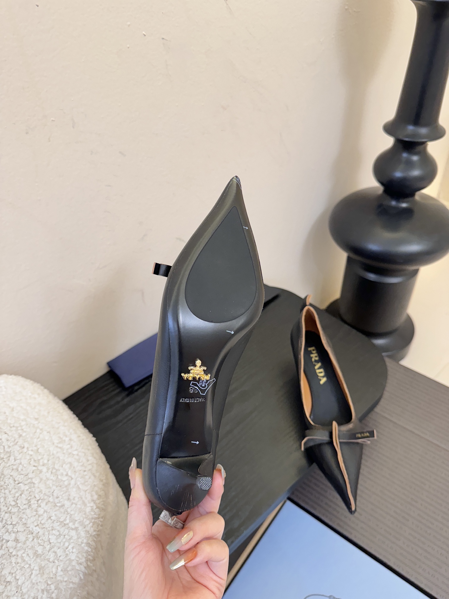 PRAD* 25ss普拉达秋冬新款尖头小高跟采用尖头设计，极具时尚感与攻击性，彰显个性；鞋身有独特的分割