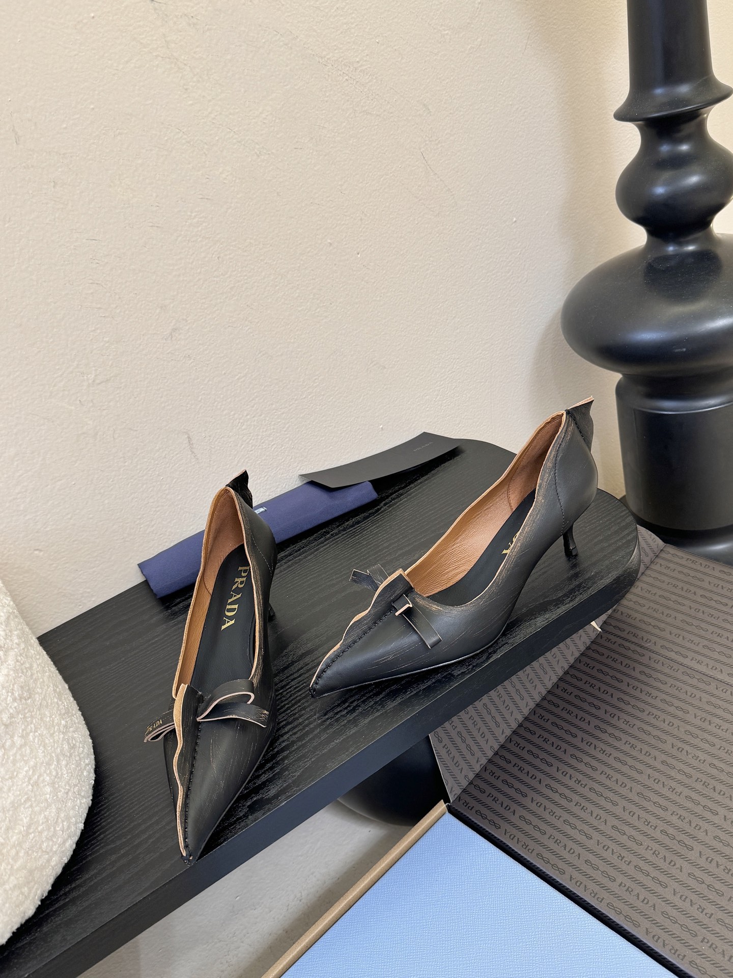 PRAD* 25ss普拉达秋冬新款尖头小高跟采用尖头设计，极具时尚感与攻击性，彰显个性；鞋身有独特的分割