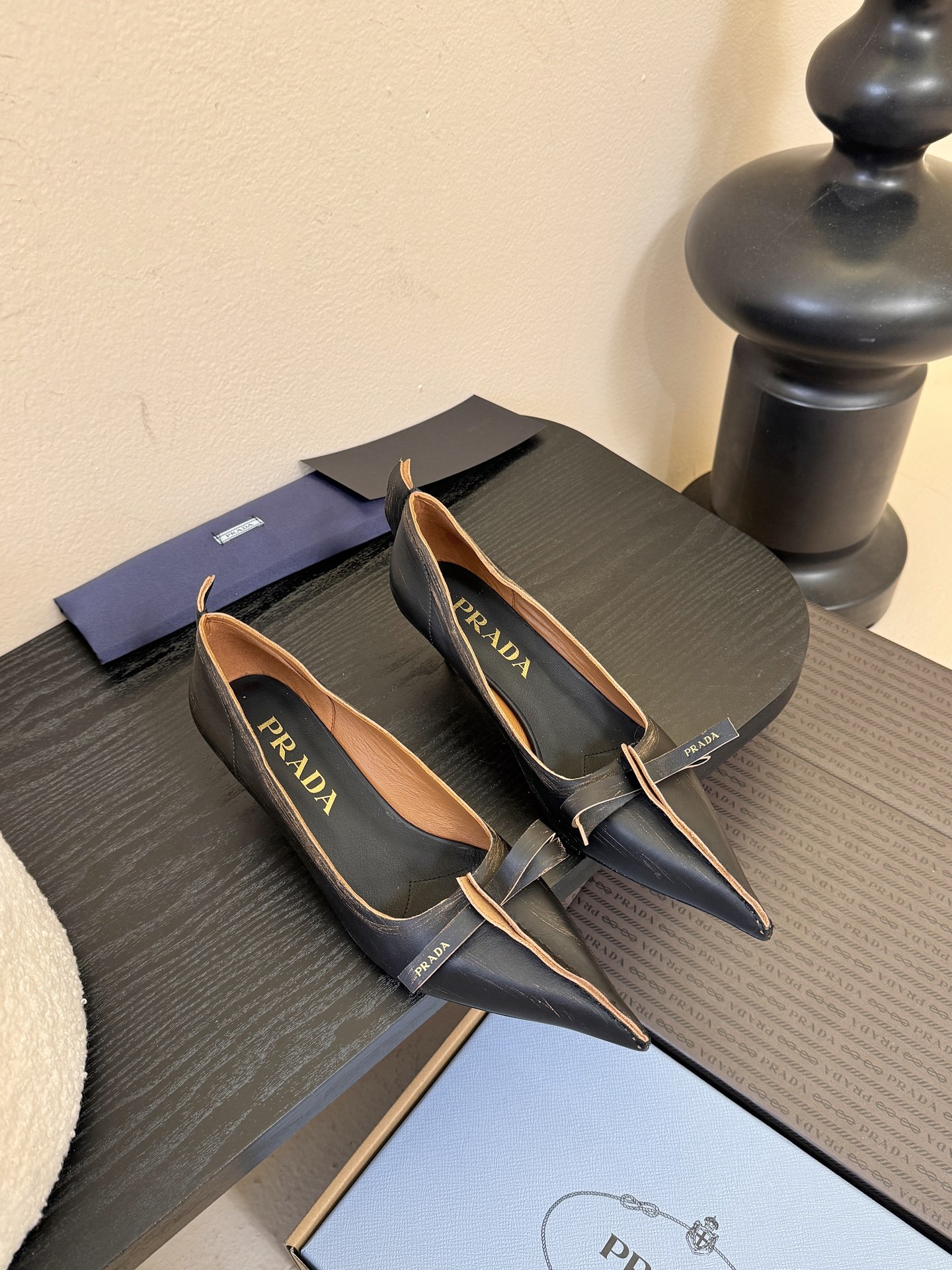 PRAD* 25ss普拉达秋冬新款尖头小高跟采用尖头设计，极具时尚感与攻击性，彰显个性；鞋身有独特的分割