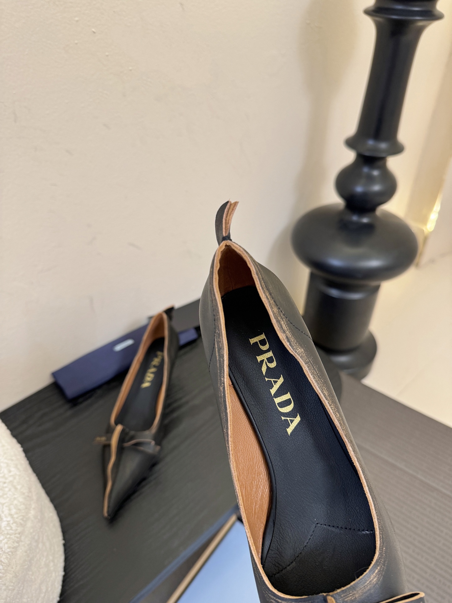 PRAD* 25ss普拉达秋冬新款尖头小高跟采用尖头设计，极具时尚感与攻击性，彰显个性；鞋身有独特的分割