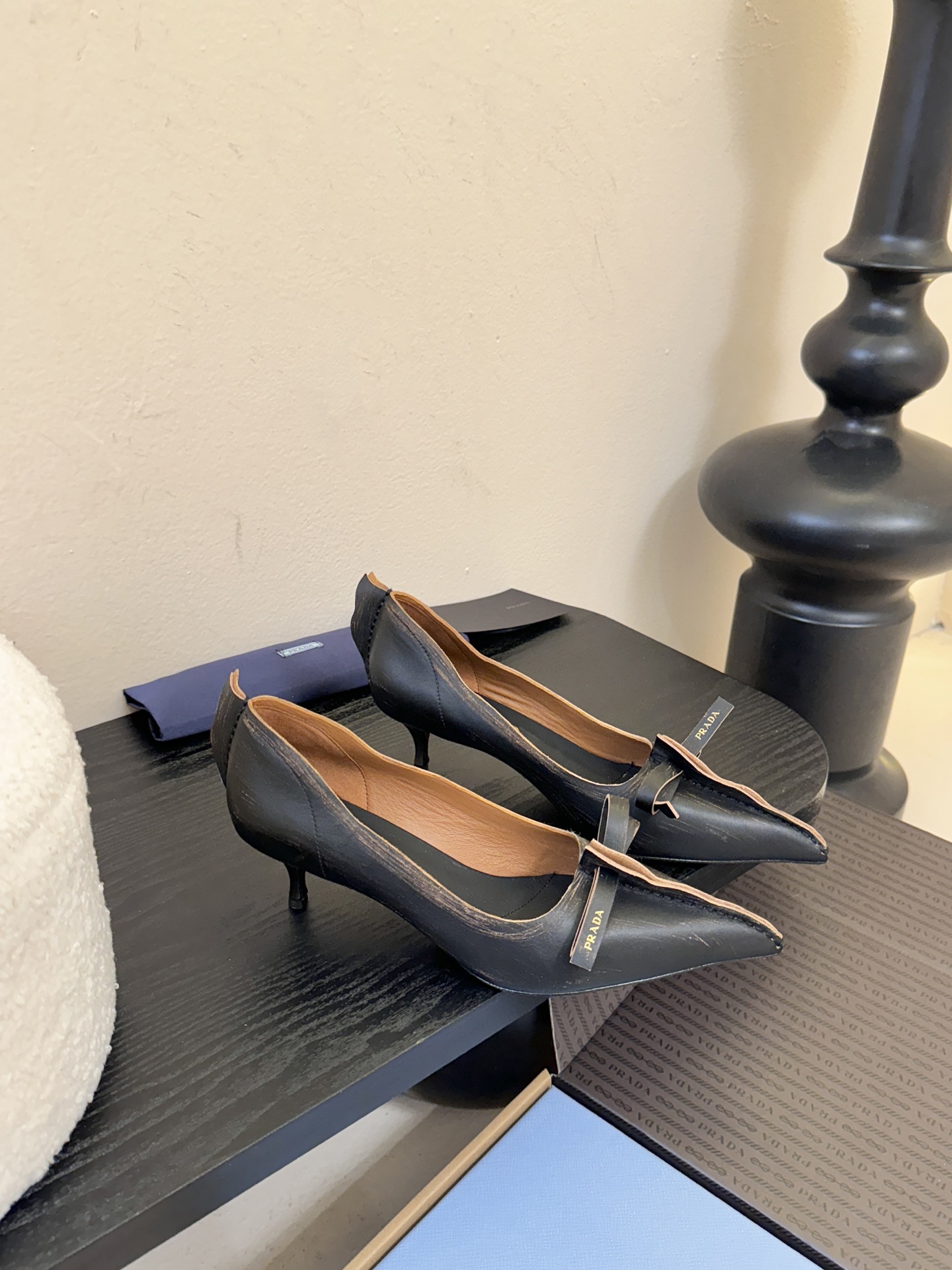 PRAD* 25ss普拉达秋冬新款尖头小高跟采用尖头设计，极具时尚感与攻击性，彰显个性；鞋身有独特的分割